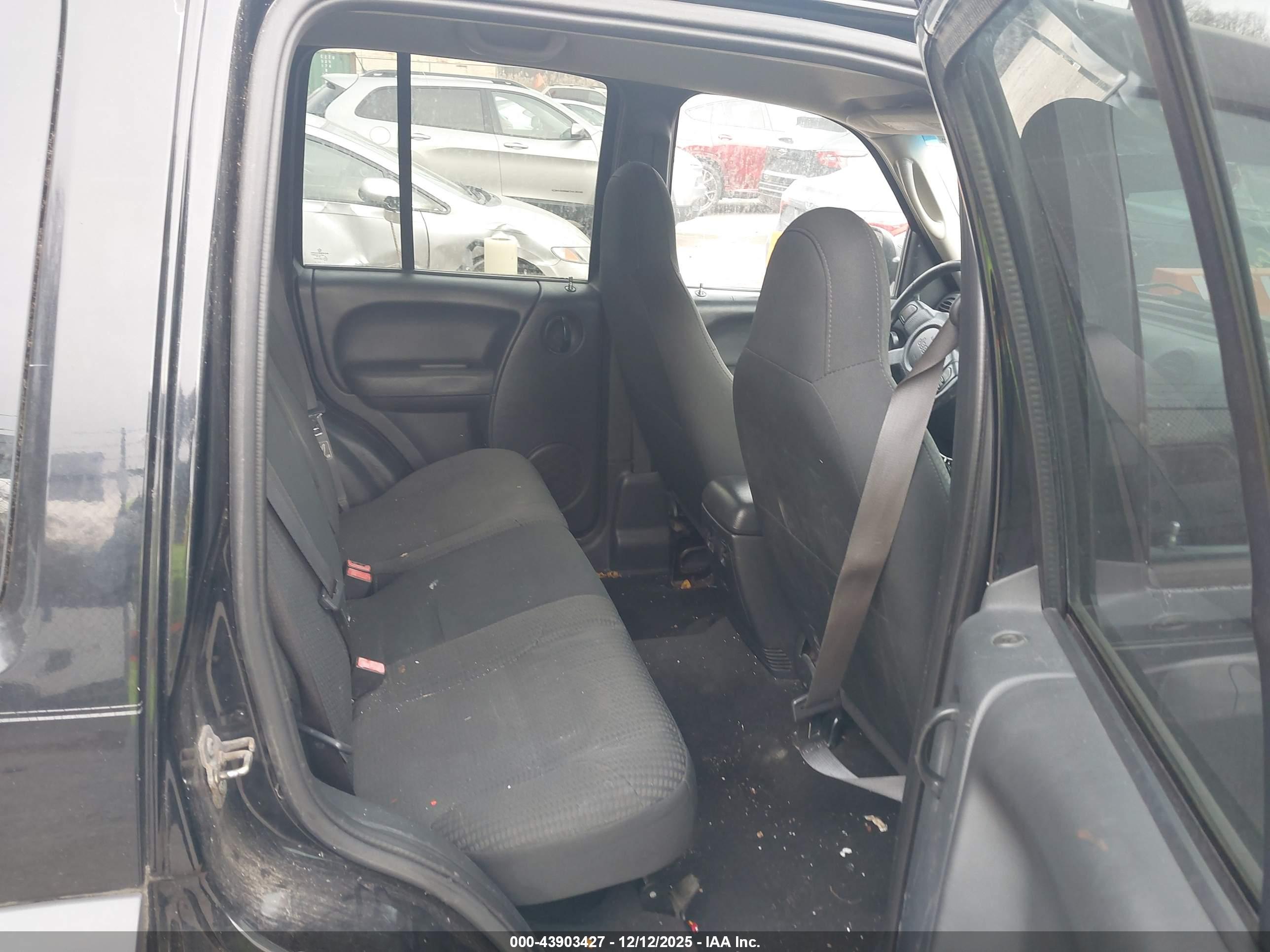 JEEP LIBERTY image 8
