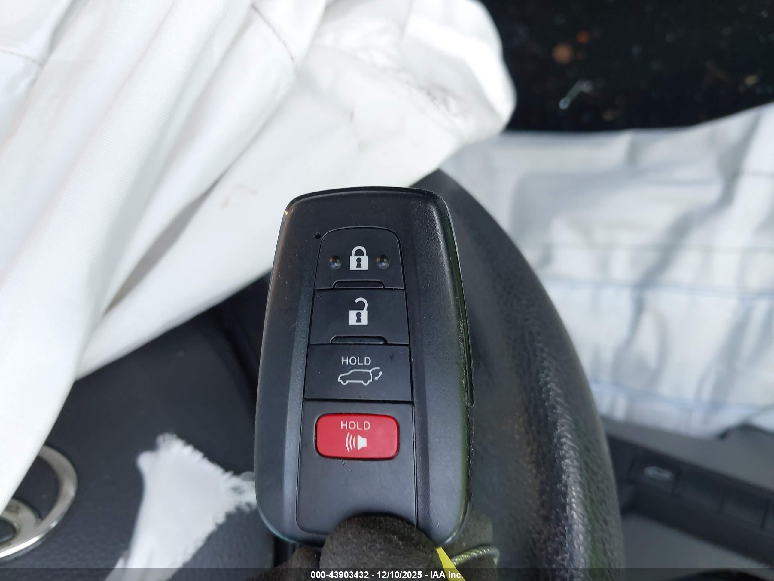 TOYOTA RAV4 image 11