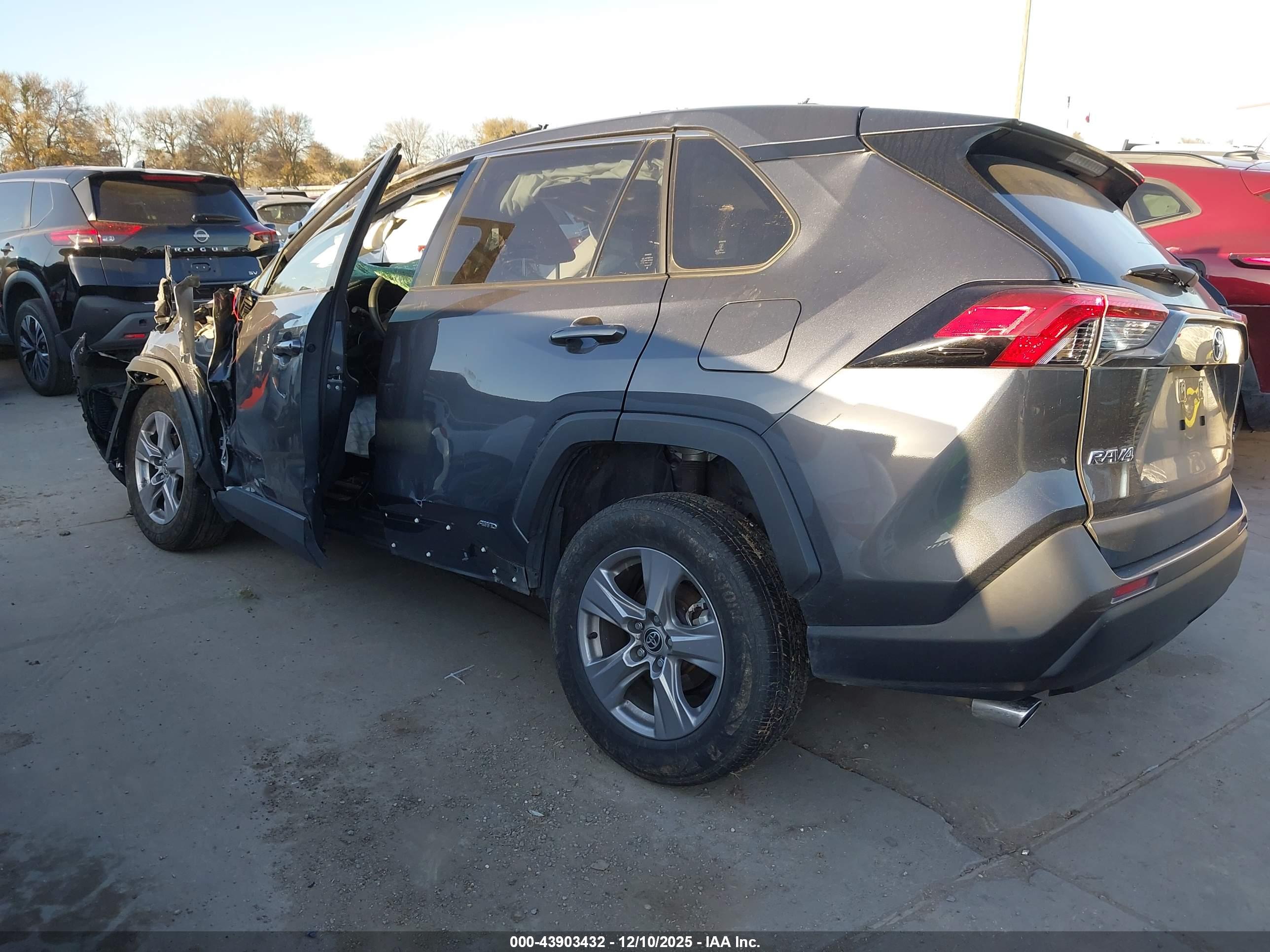 TOYOTA RAV4 image 3