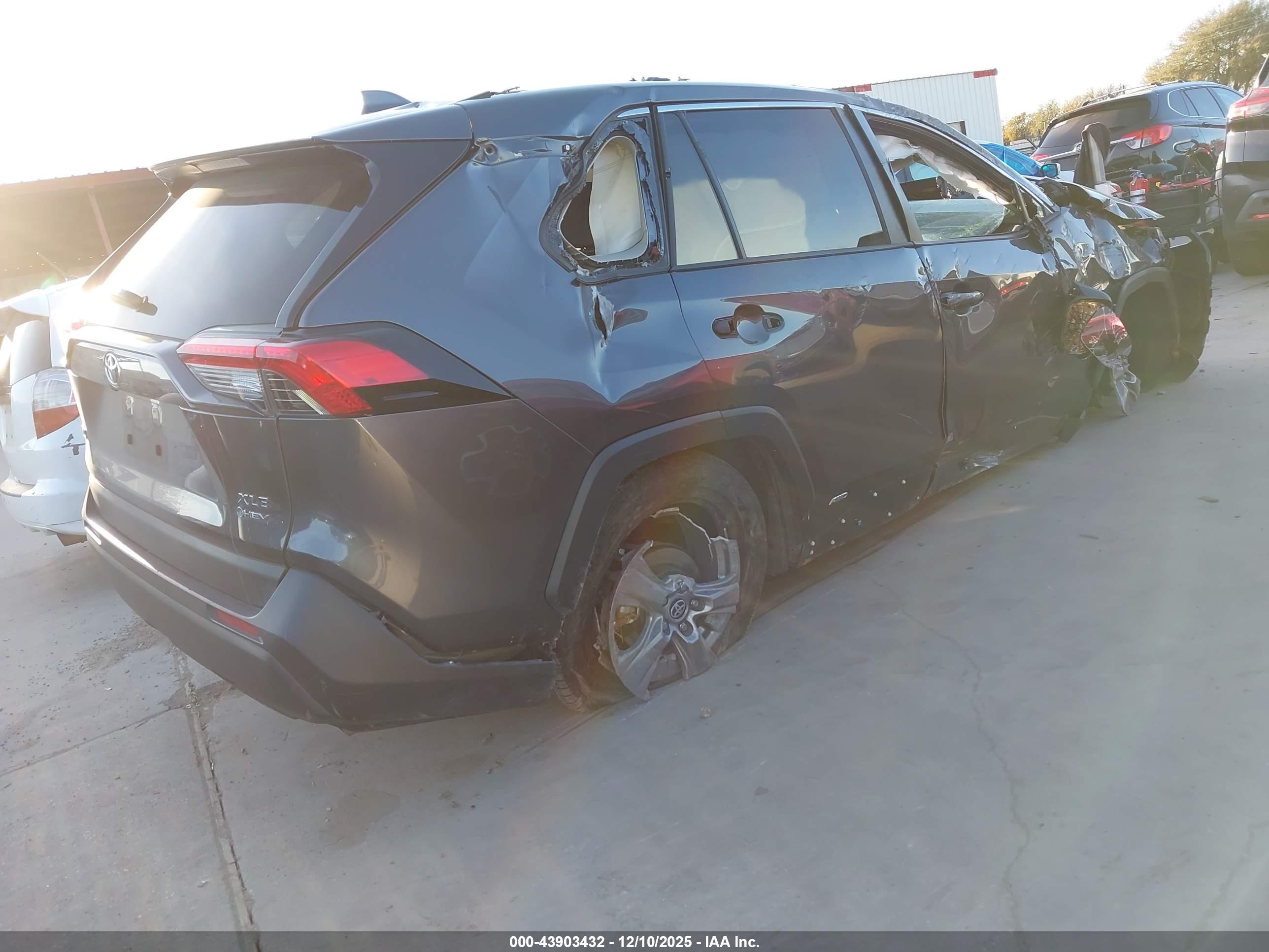 TOYOTA RAV4 image 4
