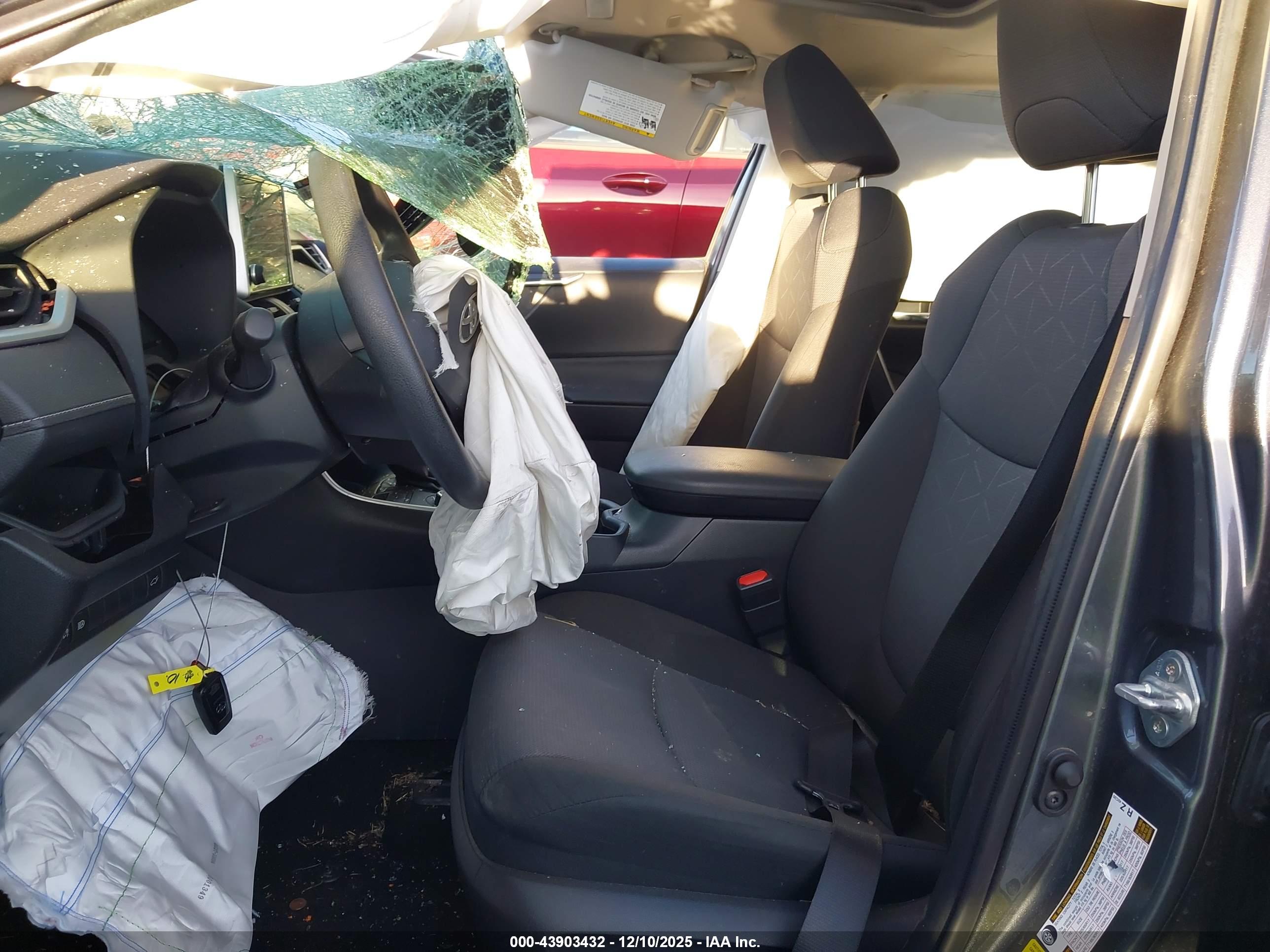 TOYOTA RAV4 image 5