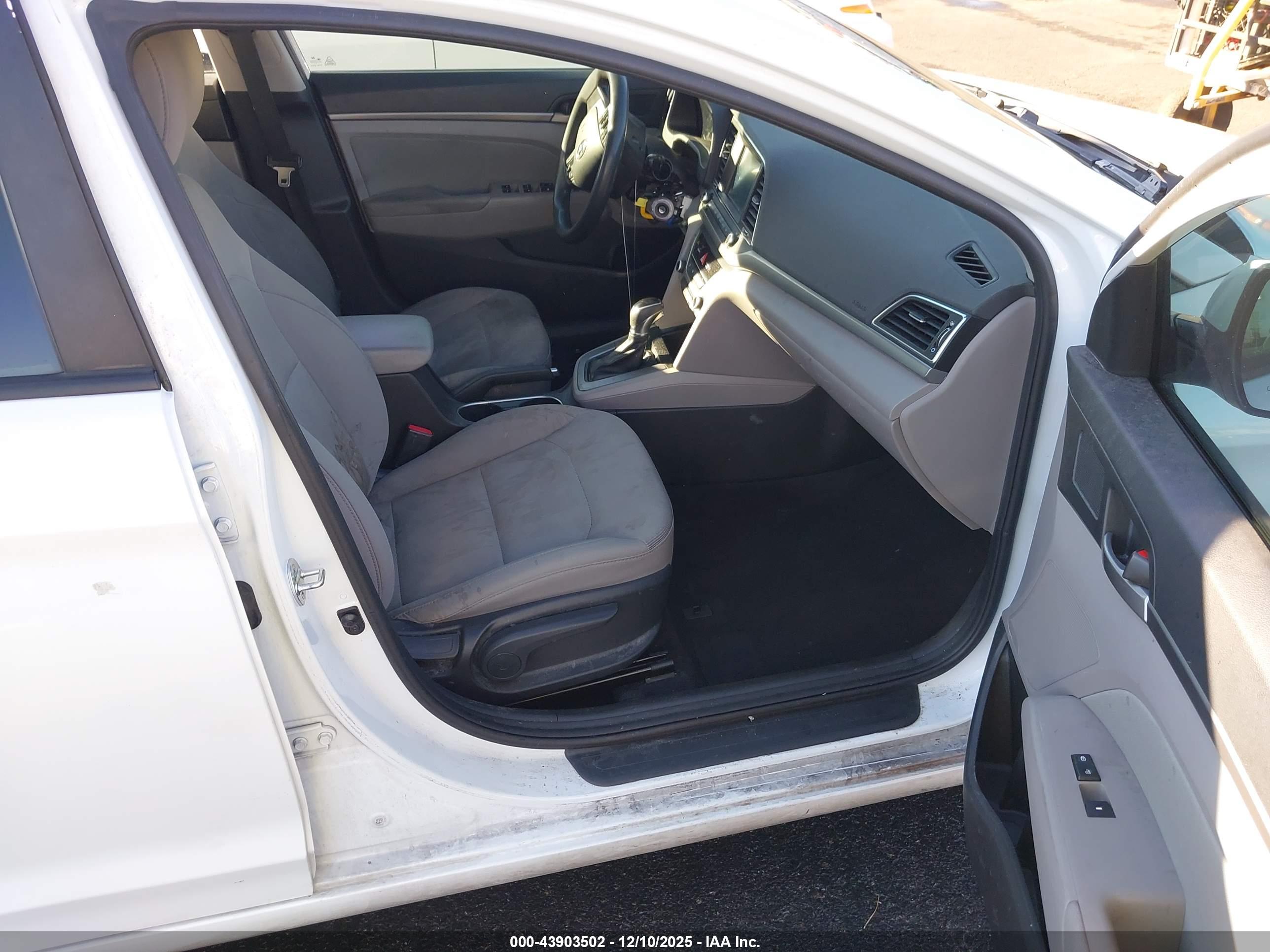 HYUNDAI ELANTRA image 5