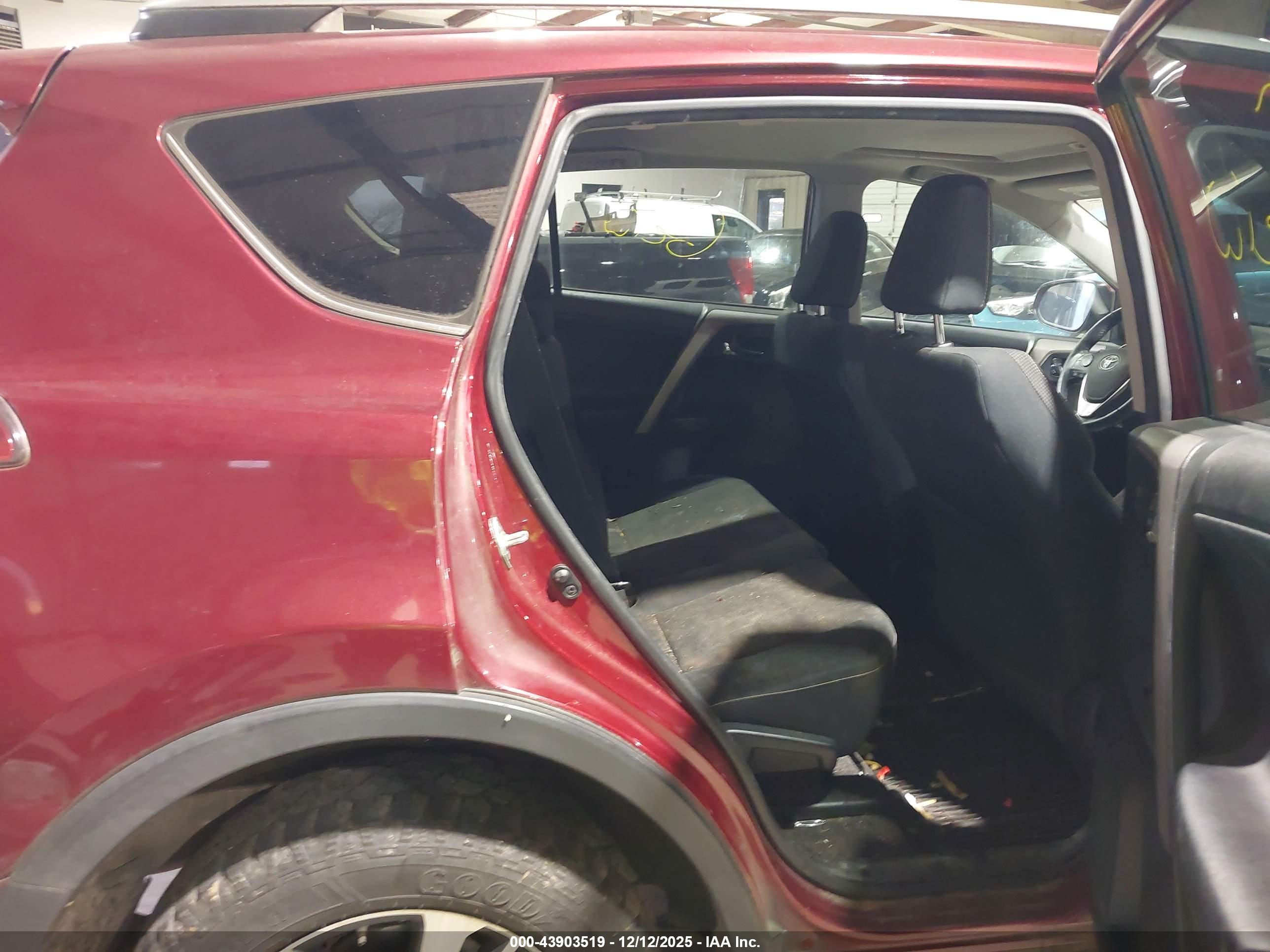 TOYOTA RAV4 image 8