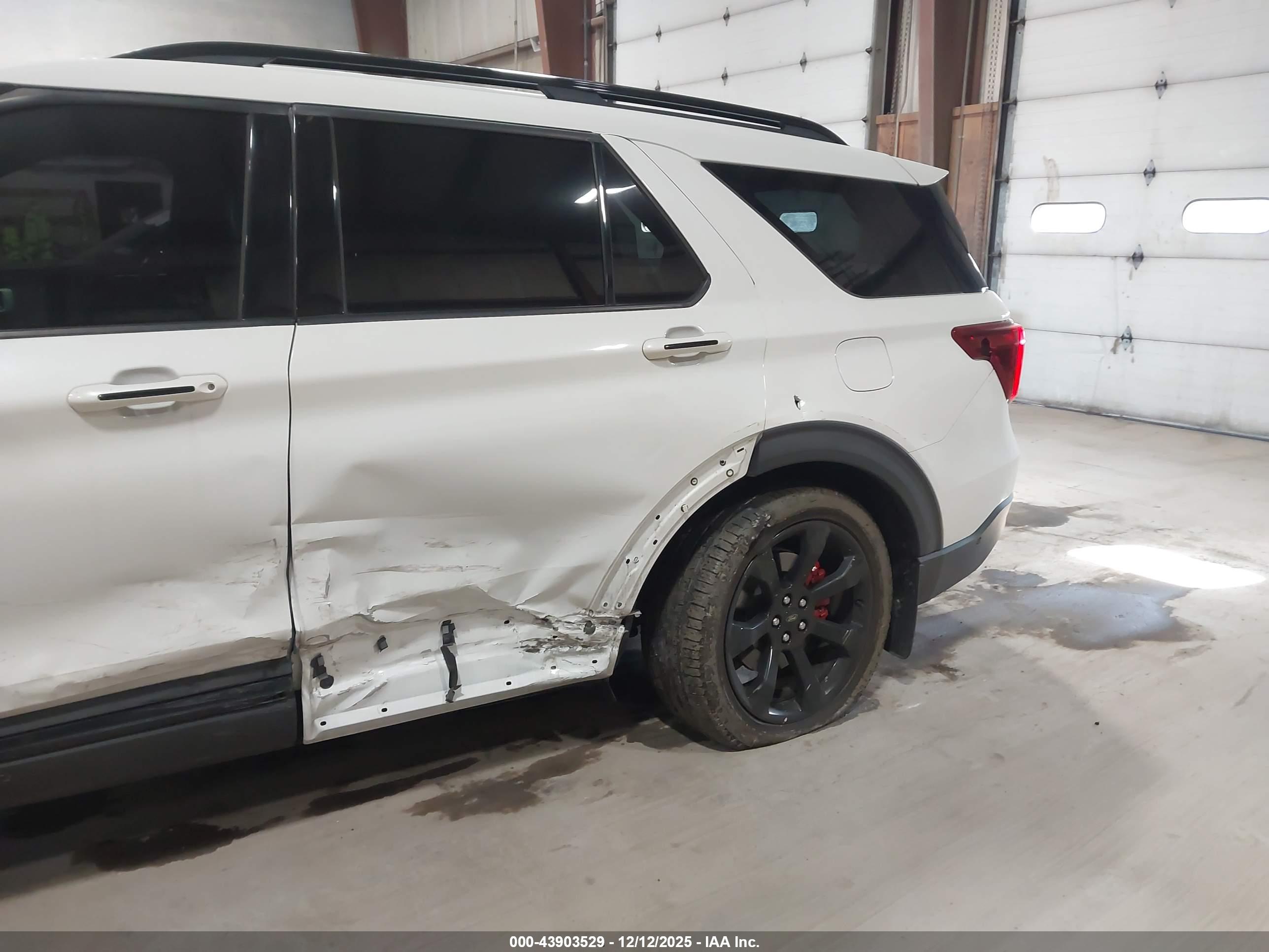 FORD EXPLORER image 6
