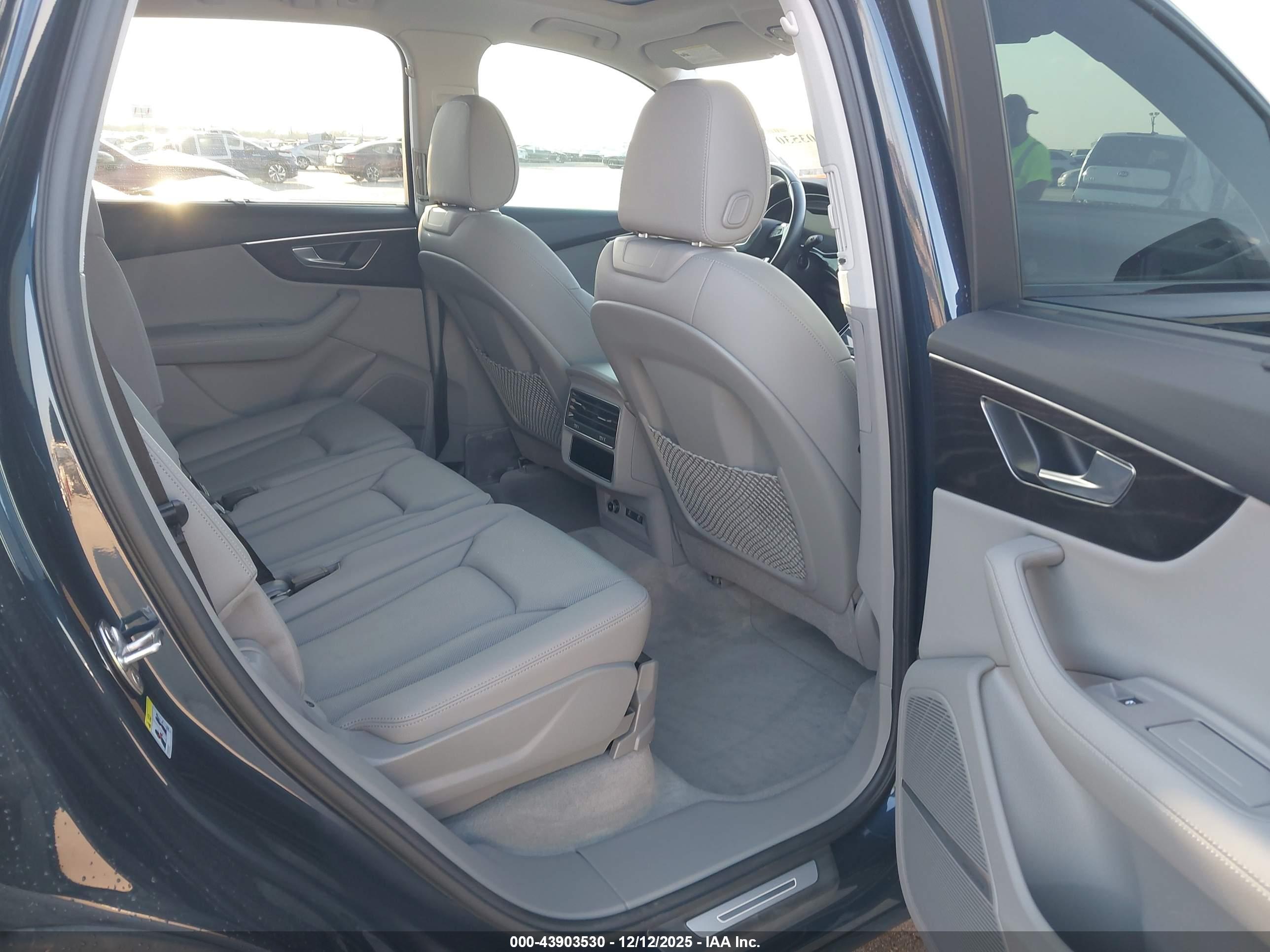 AUDI Q7 image 8