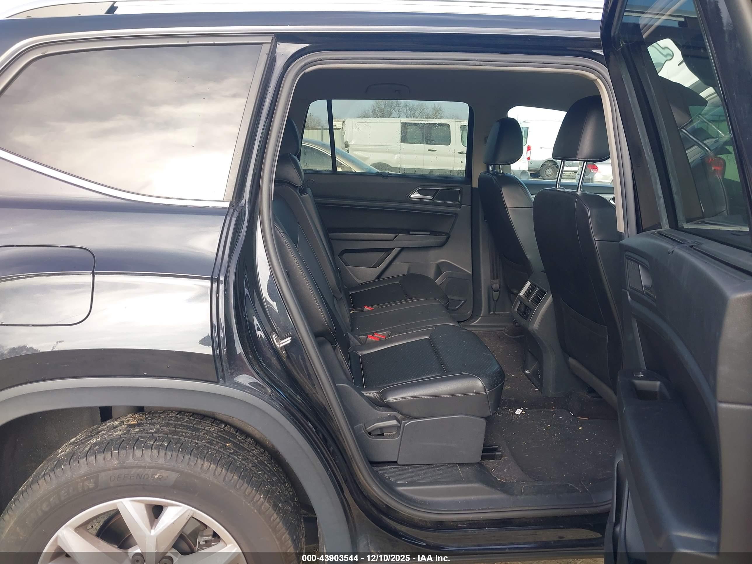 VOLKSWAGEN ATLAS image 8