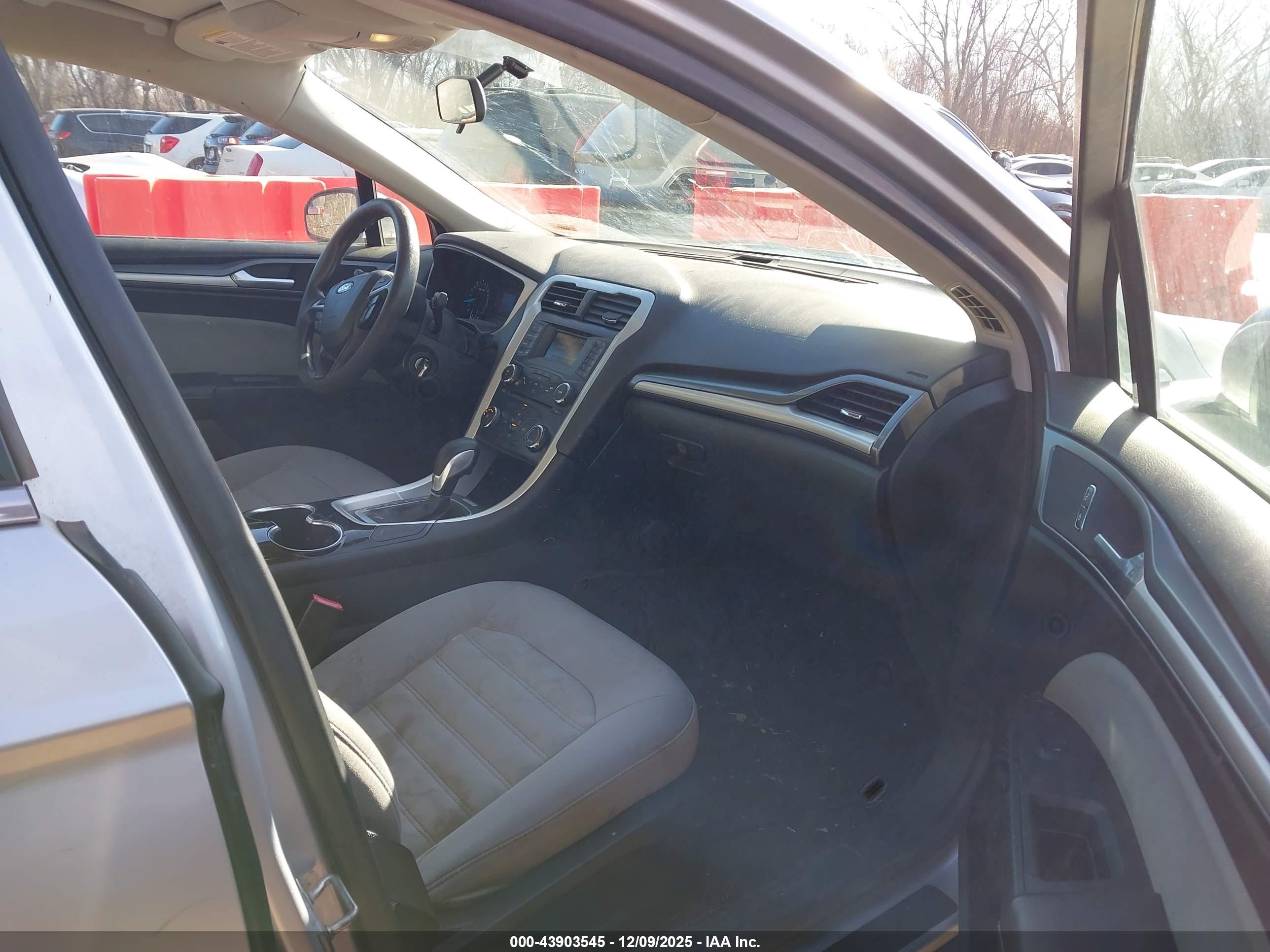 FORD FUSION image 5