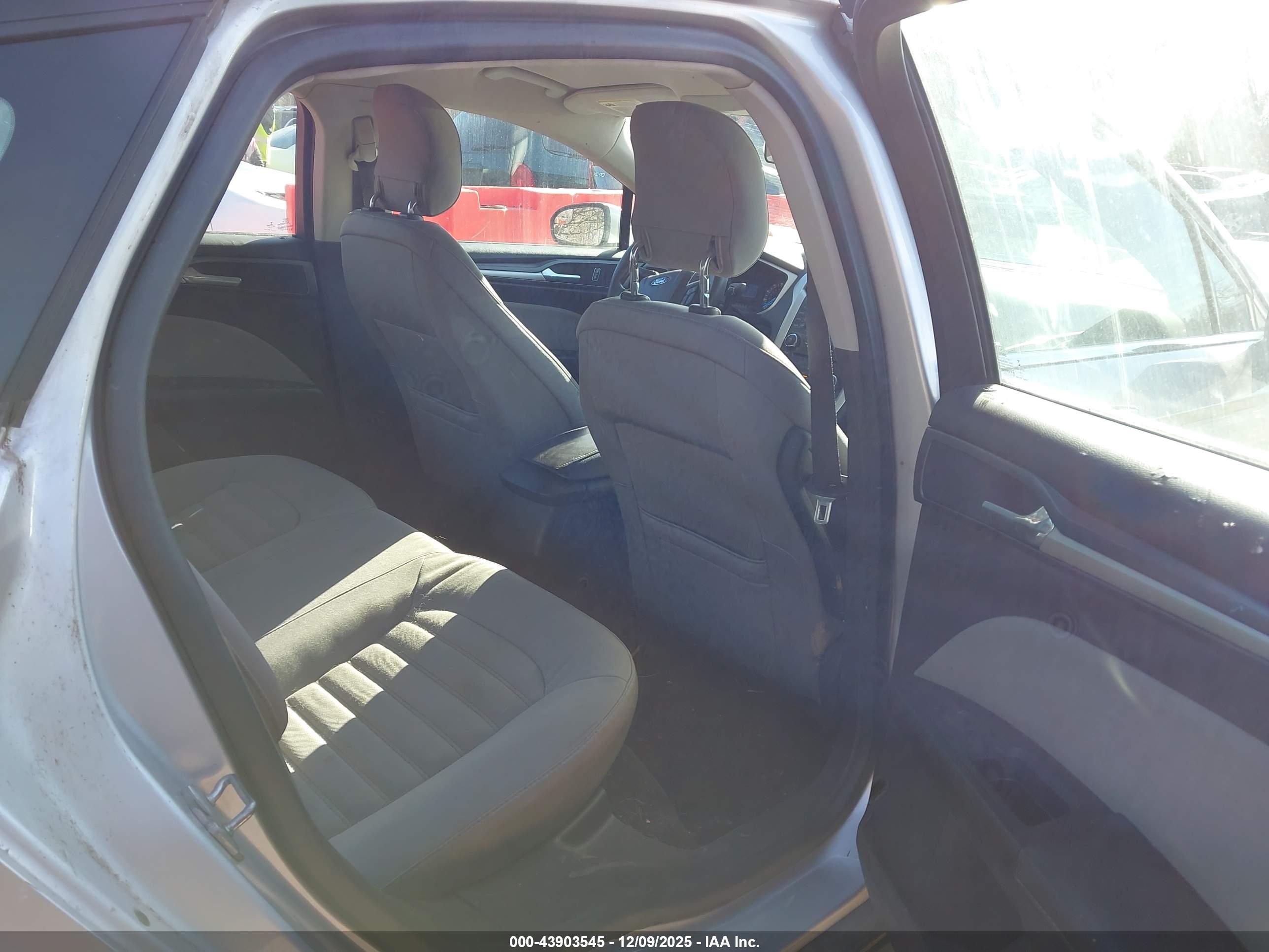 FORD FUSION image 8