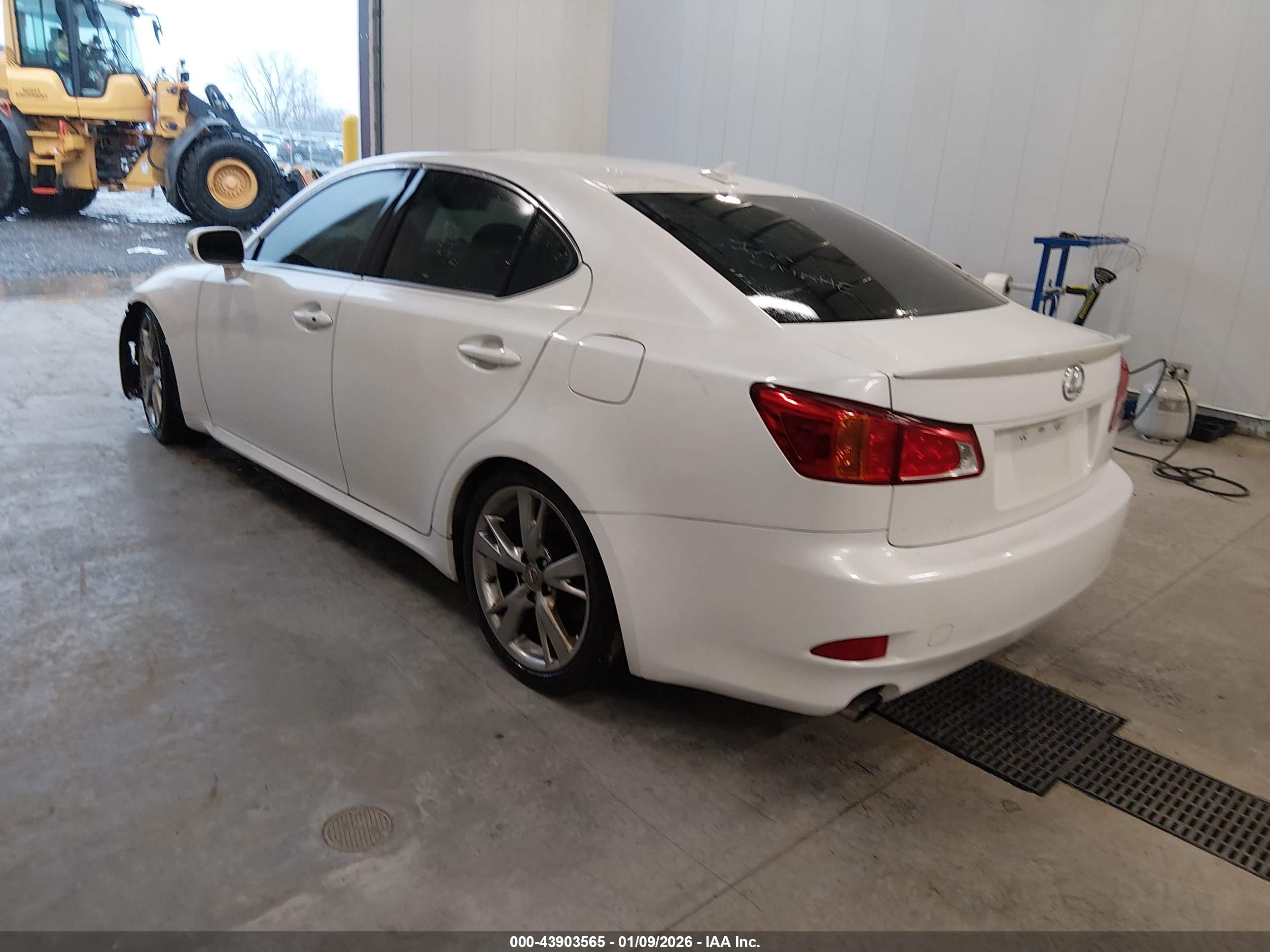 LEXUS IS image 3