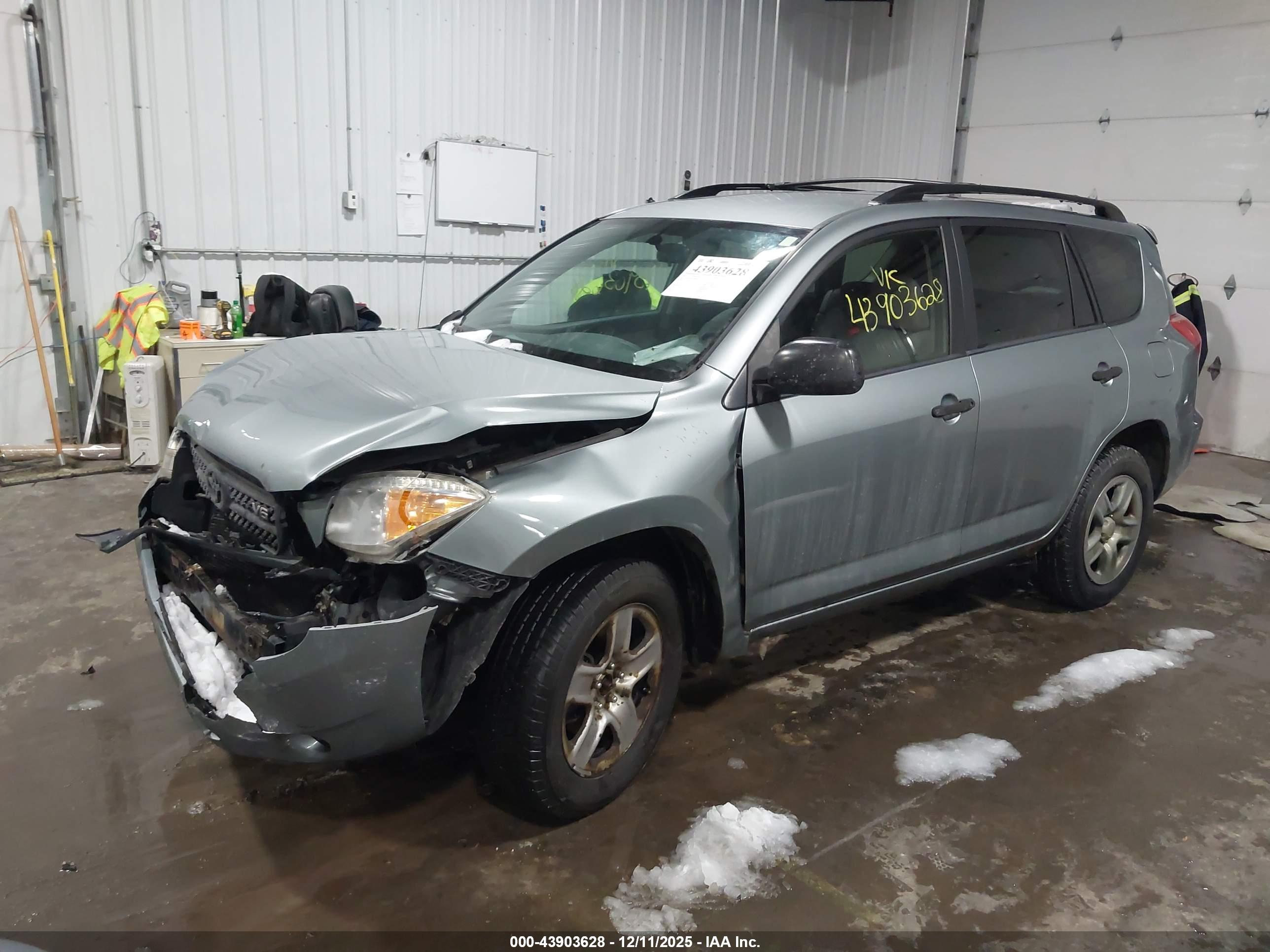 TOYOTA RAV4 image 2