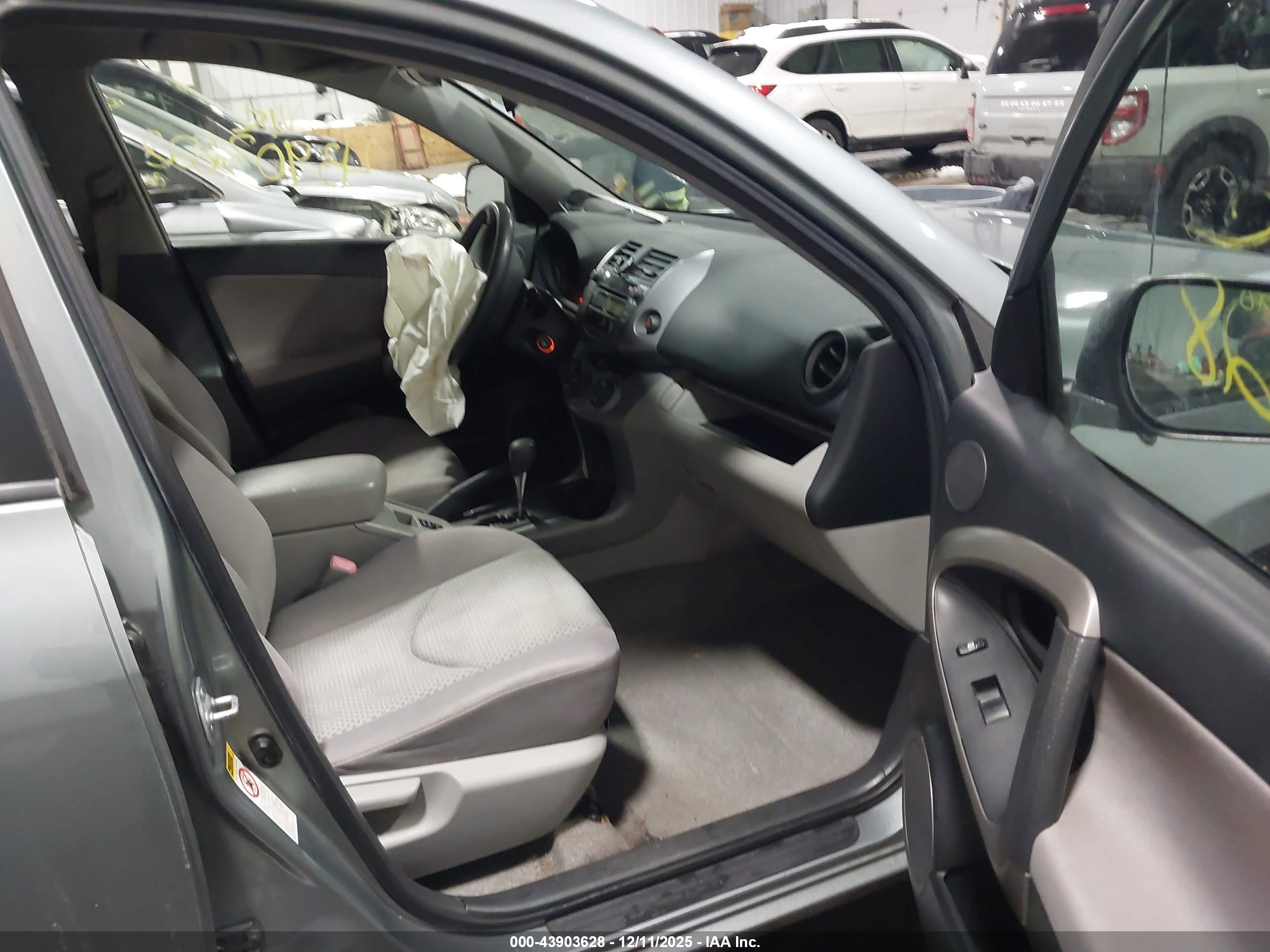 TOYOTA RAV4 image 5