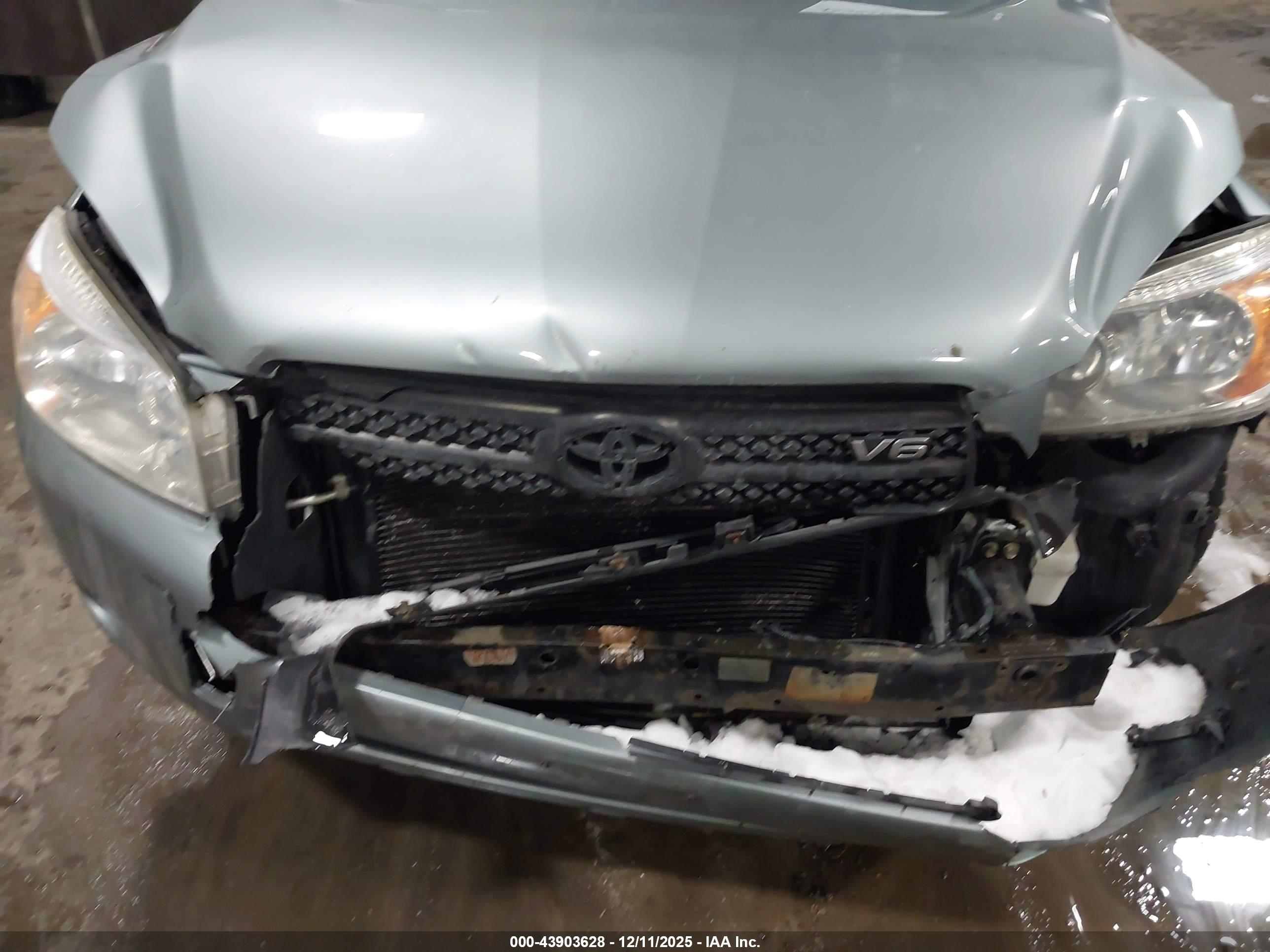 TOYOTA RAV4 image 6