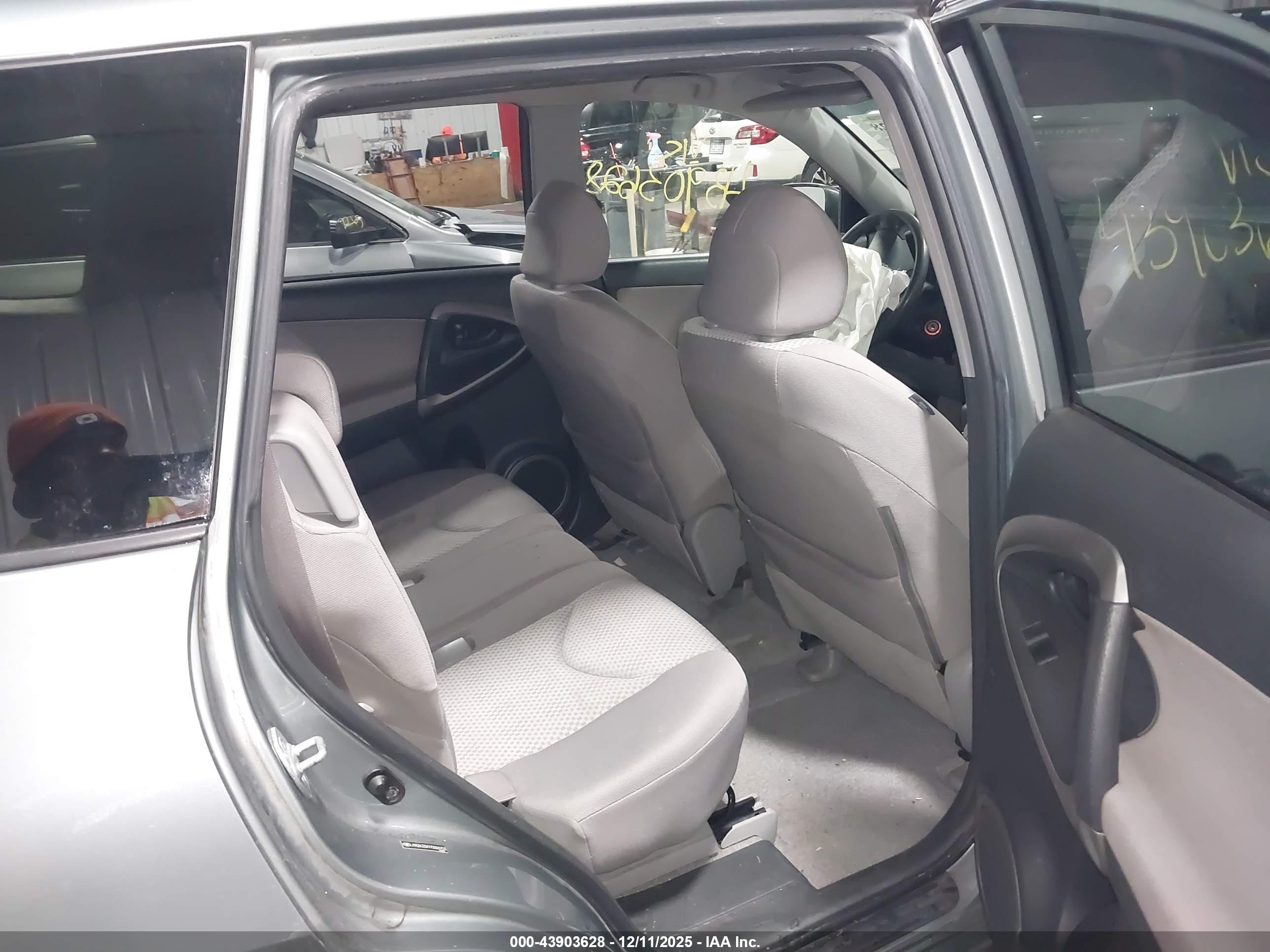 TOYOTA RAV4 image 8