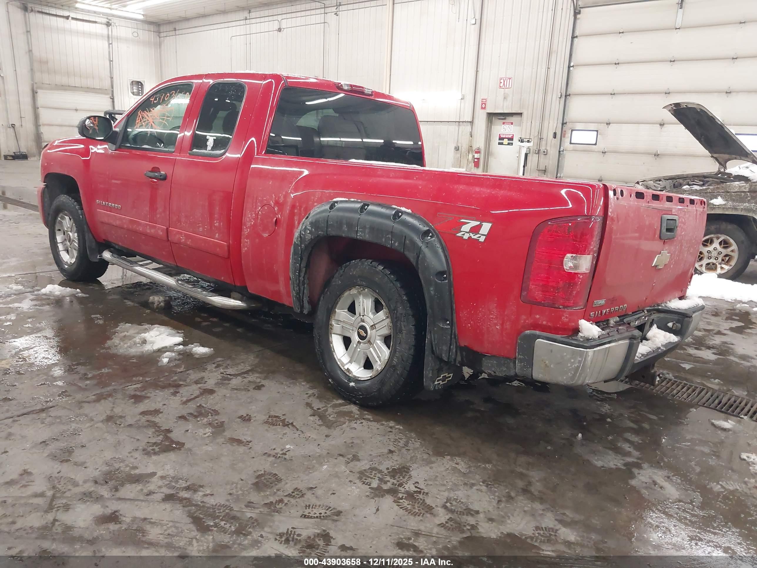 CHEVROLET SILVERADO image 3