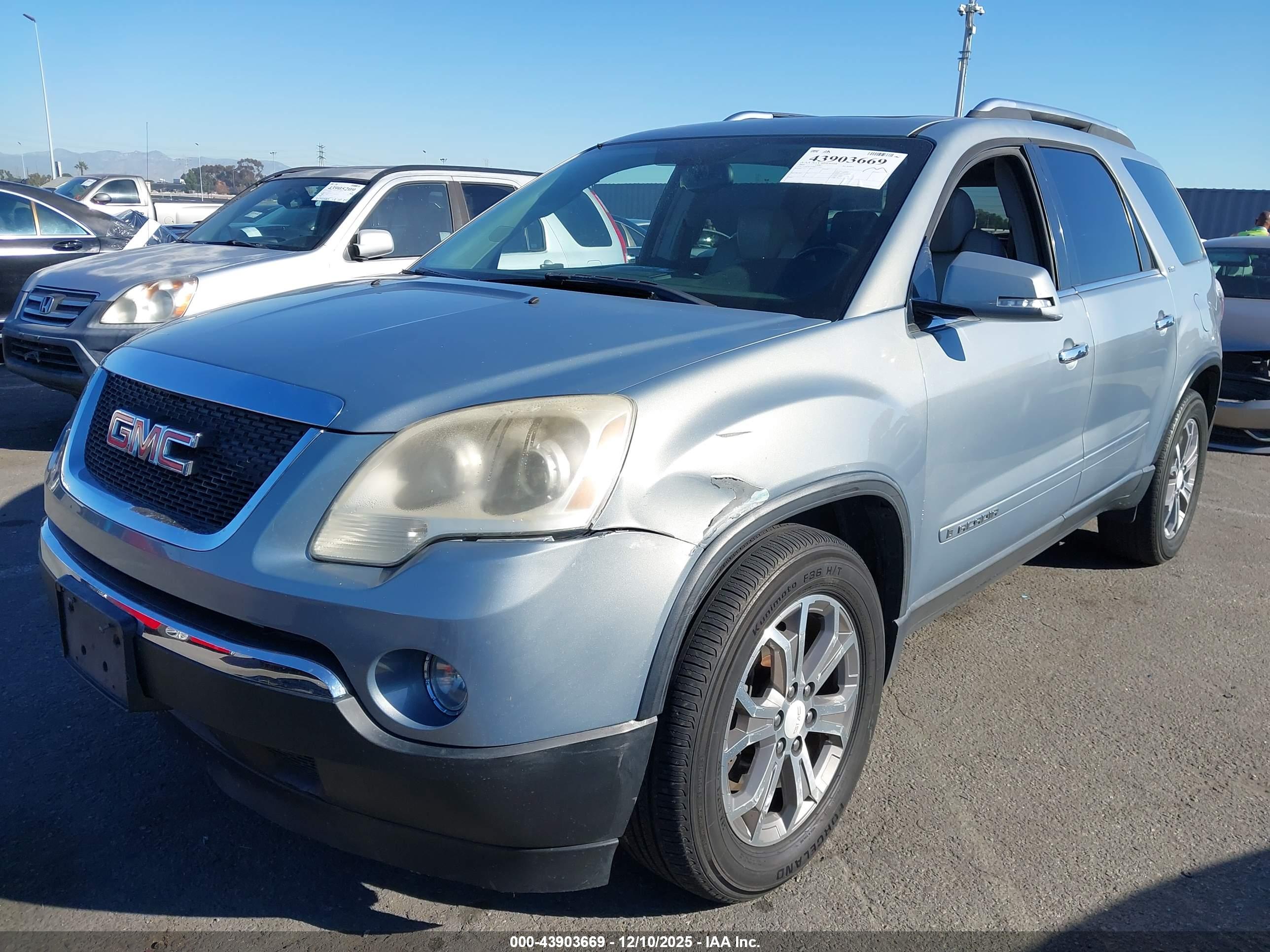 GMC ACADIA image 2