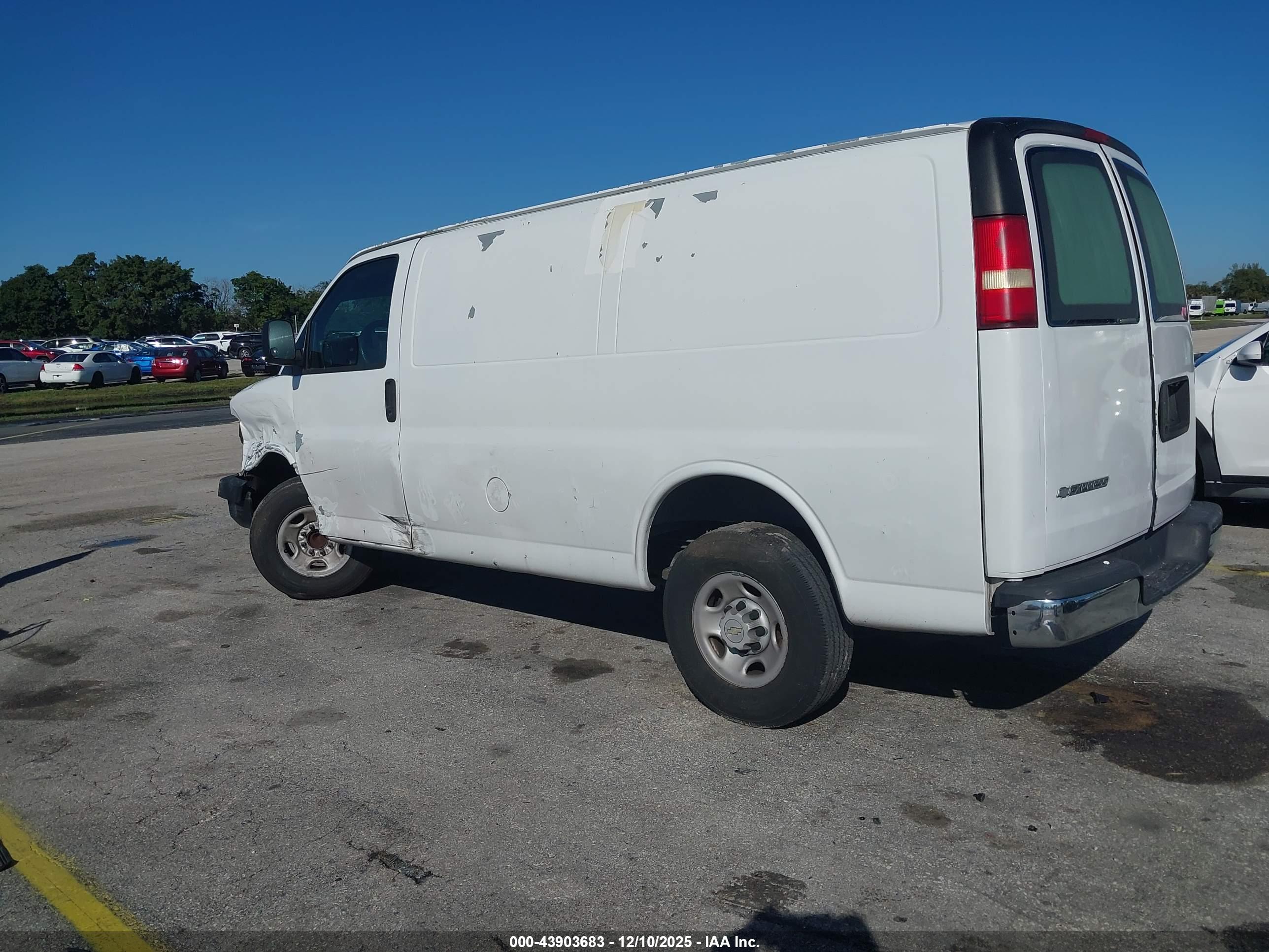 CHEVROLET EXPRESS image 3