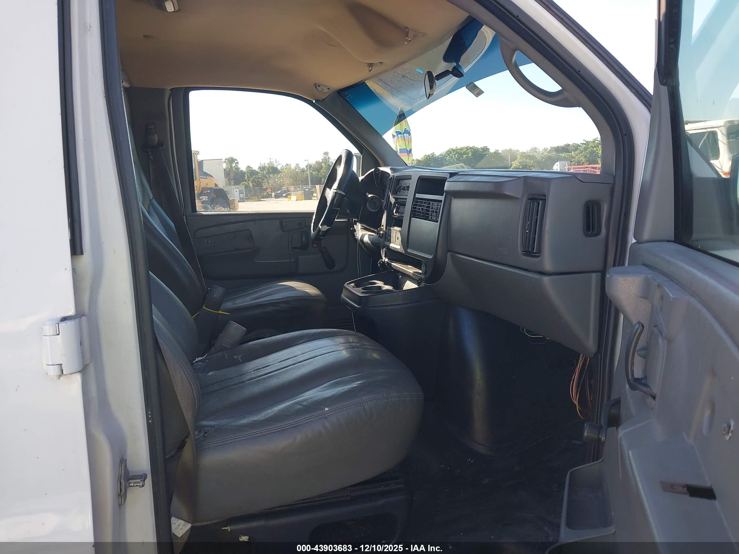 CHEVROLET EXPRESS image 5