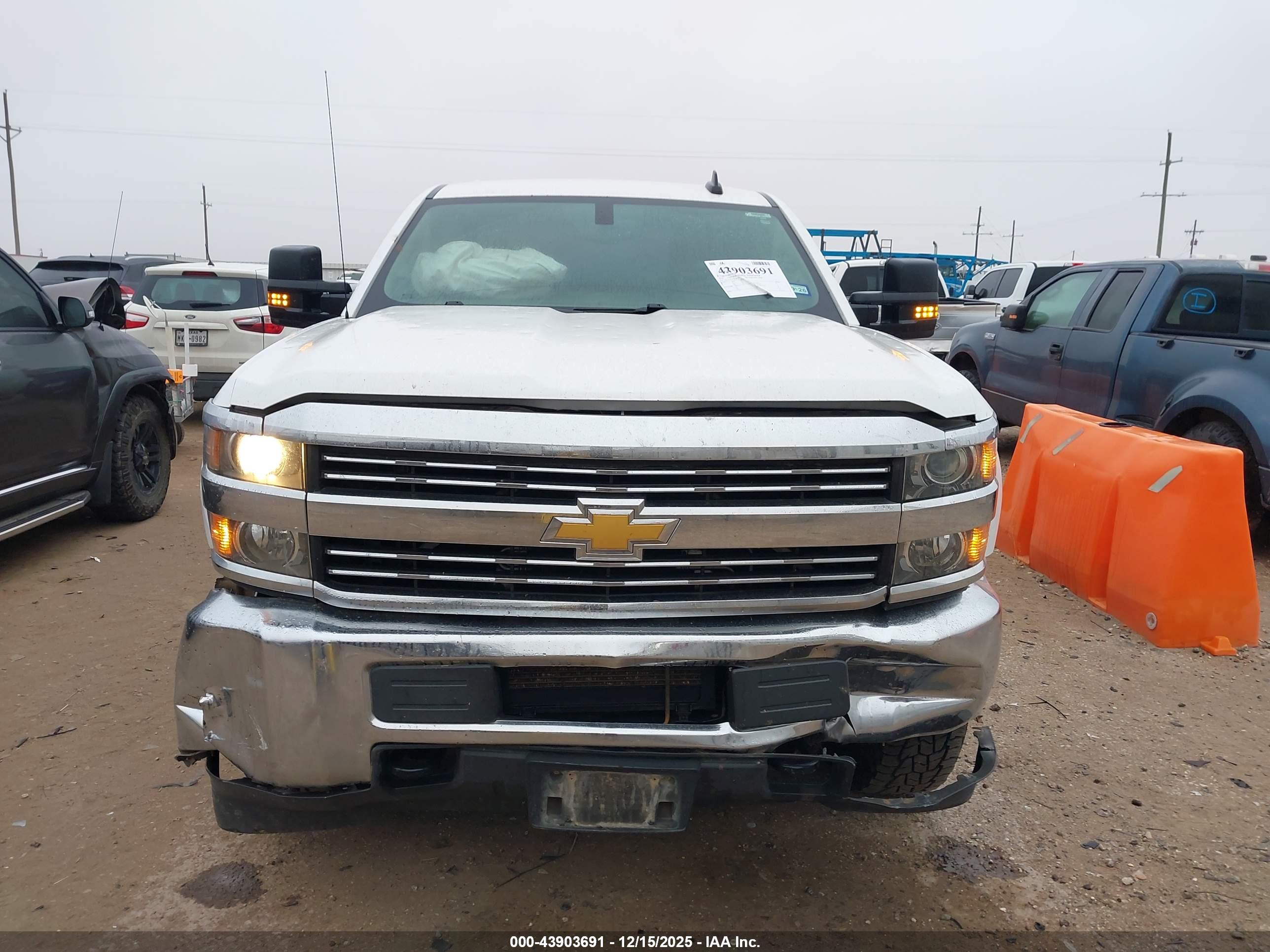CHEVROLET SILVERADO image 6