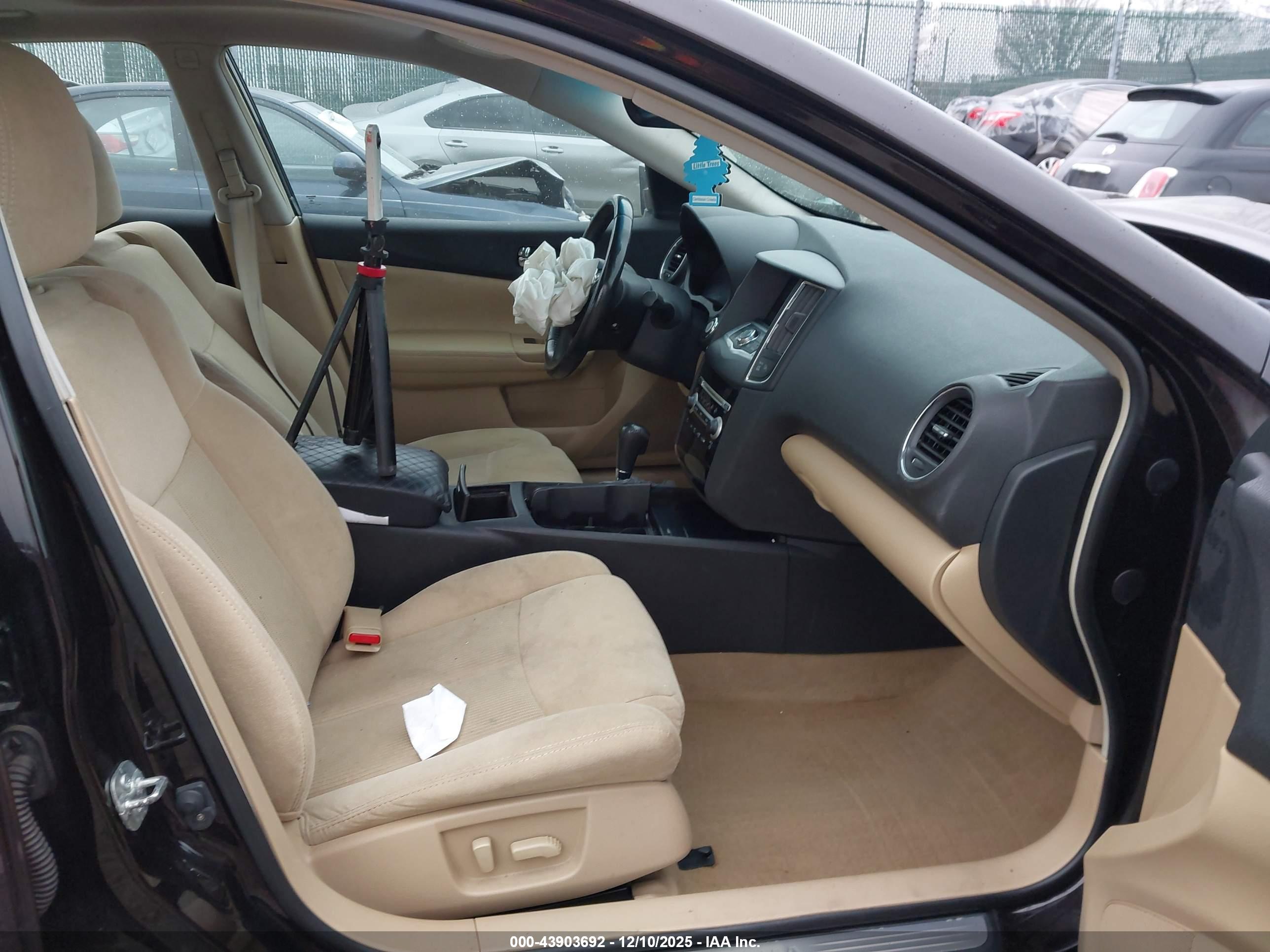 NISSAN MAXIMA image 5