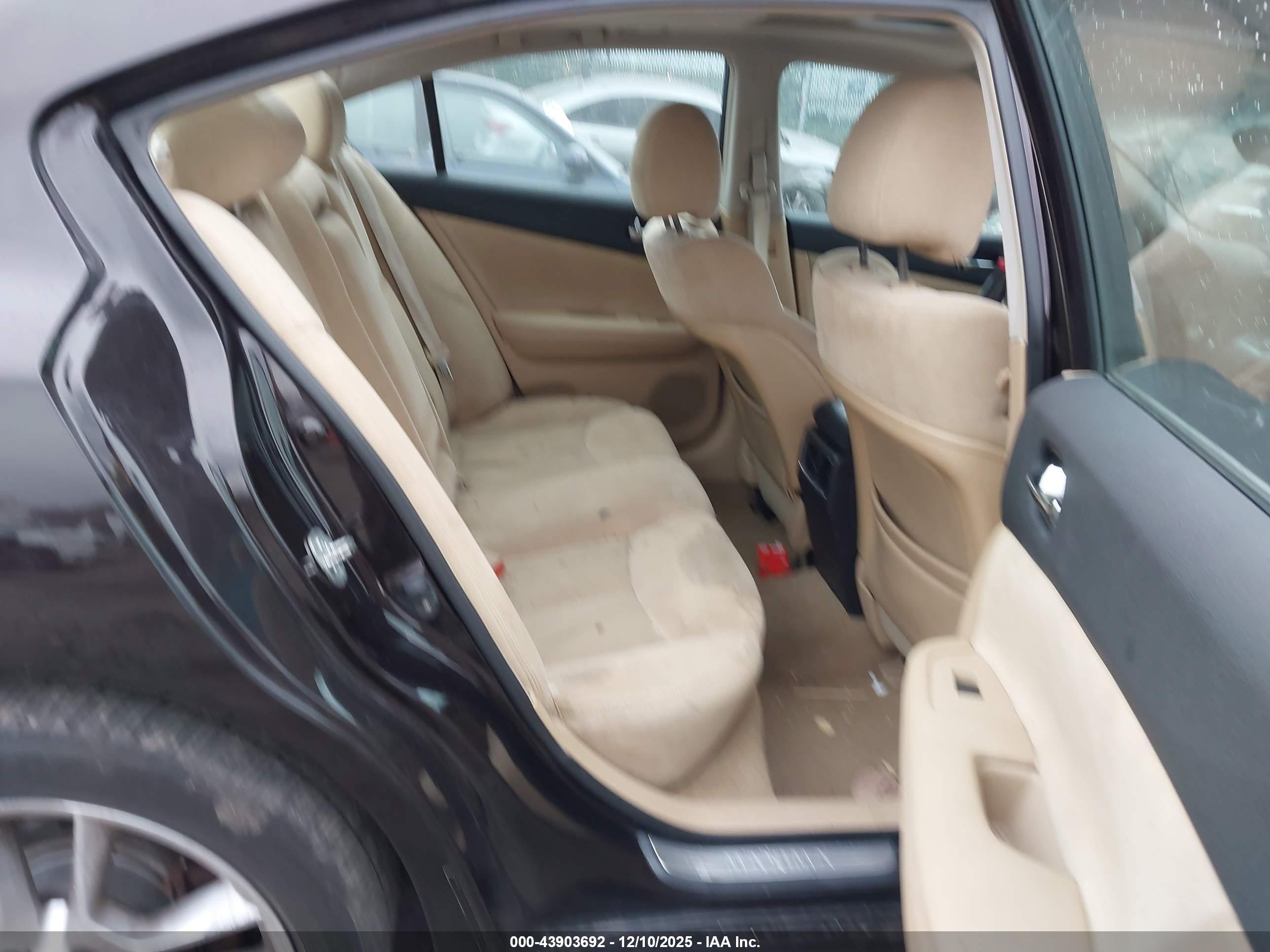 NISSAN MAXIMA image 8