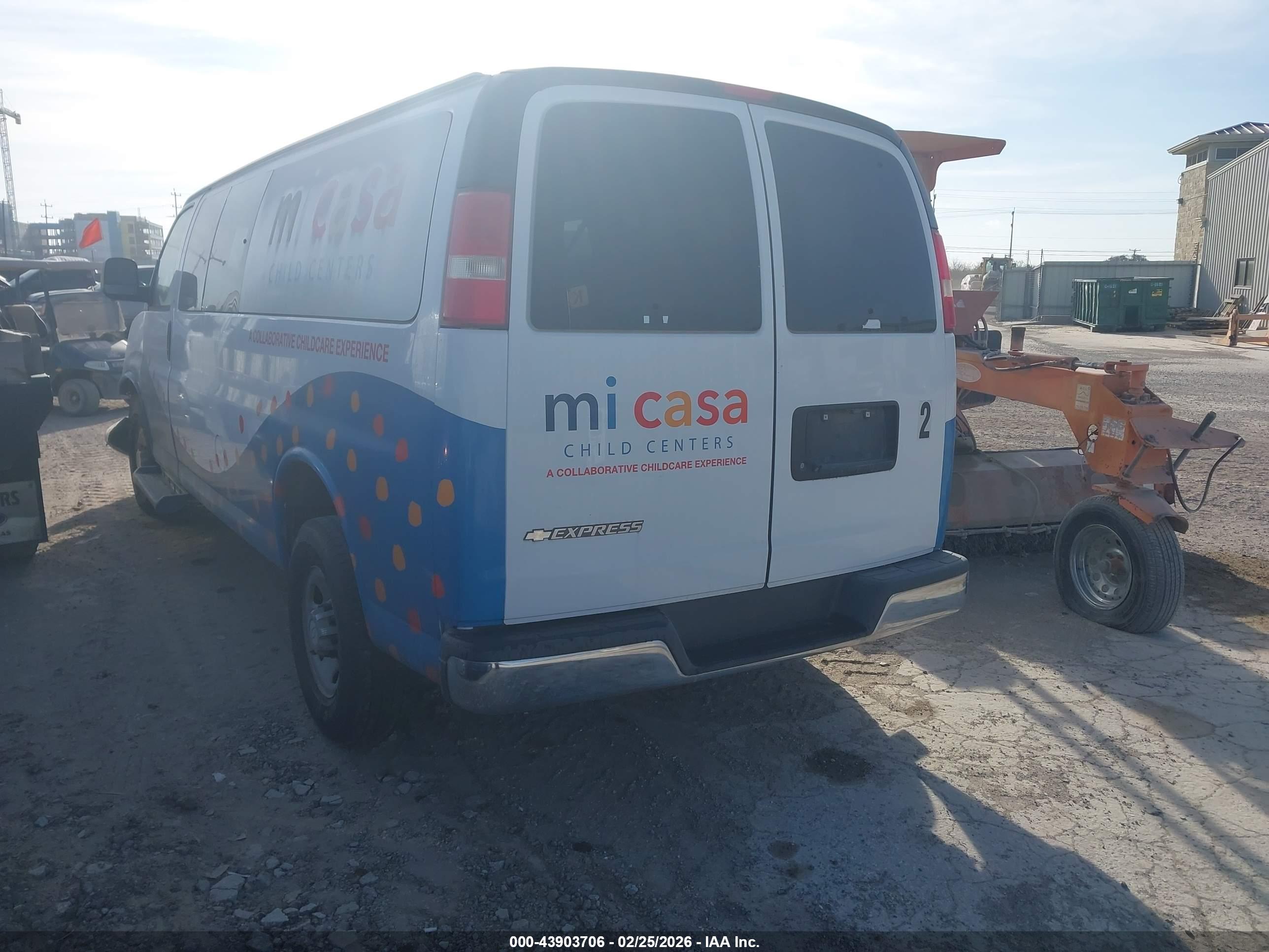 CHEVROLET EXPRESS image 3