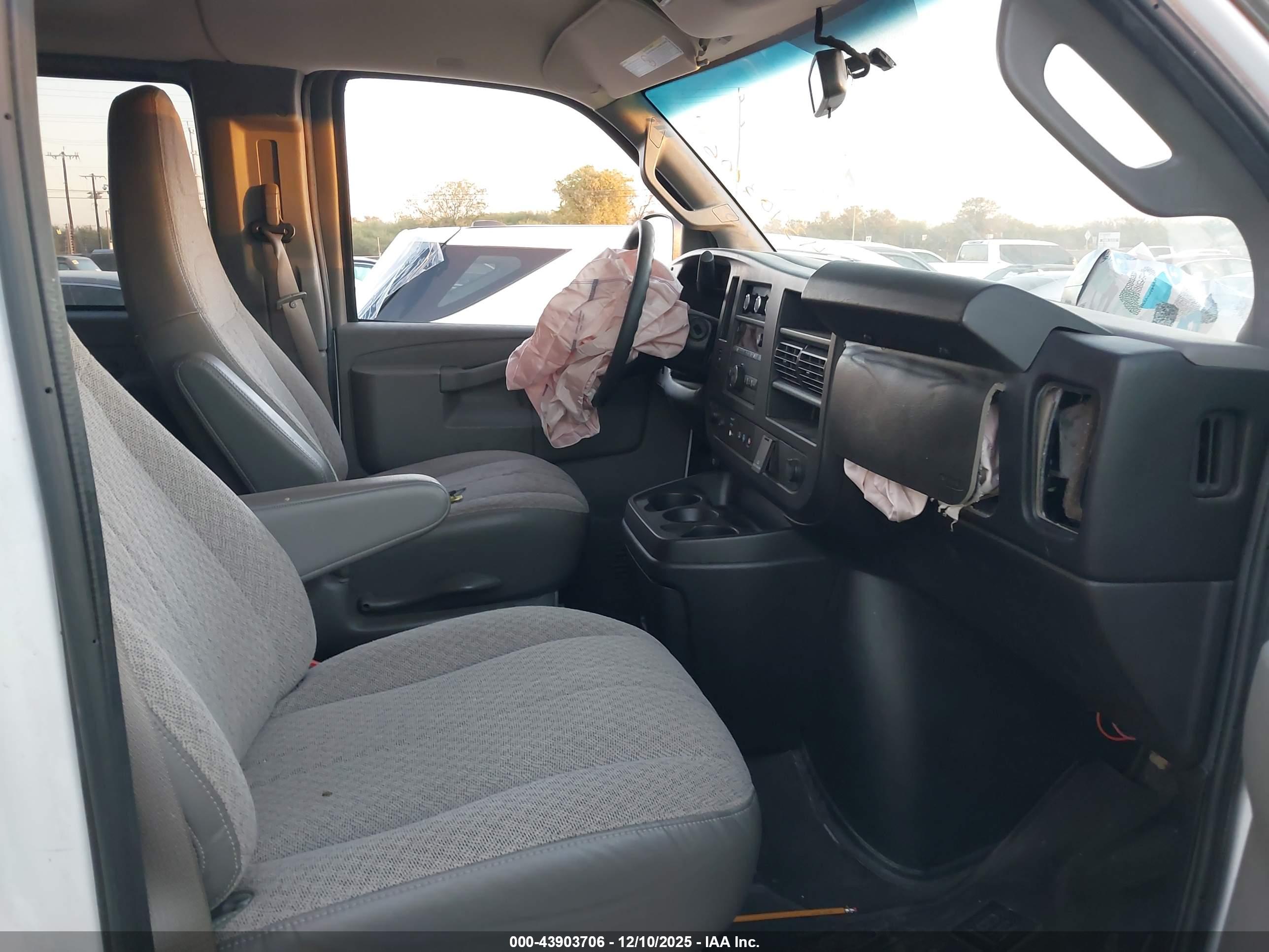 CHEVROLET EXPRESS image 5