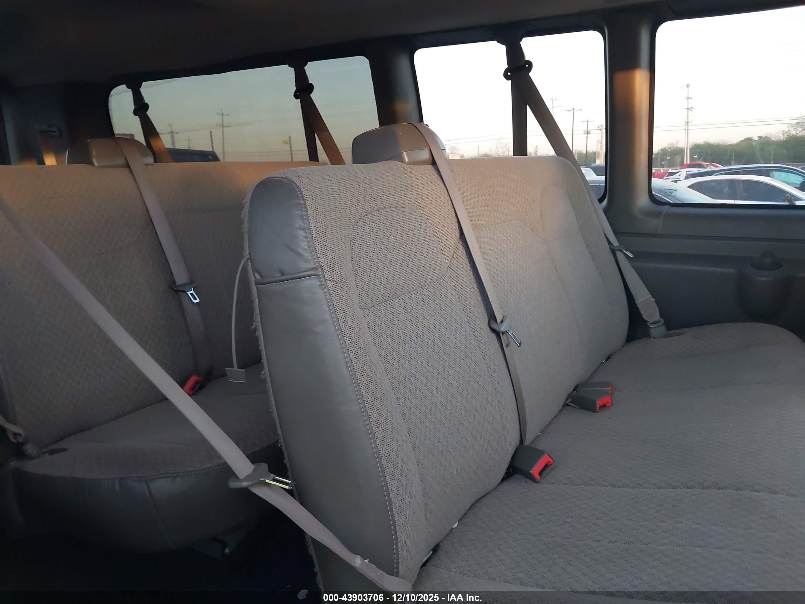 CHEVROLET EXPRESS image 8