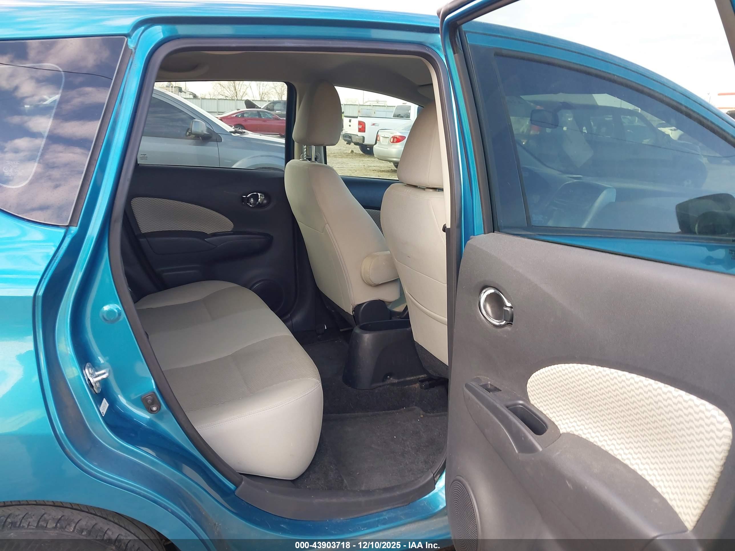 NISSAN VERSA image 8