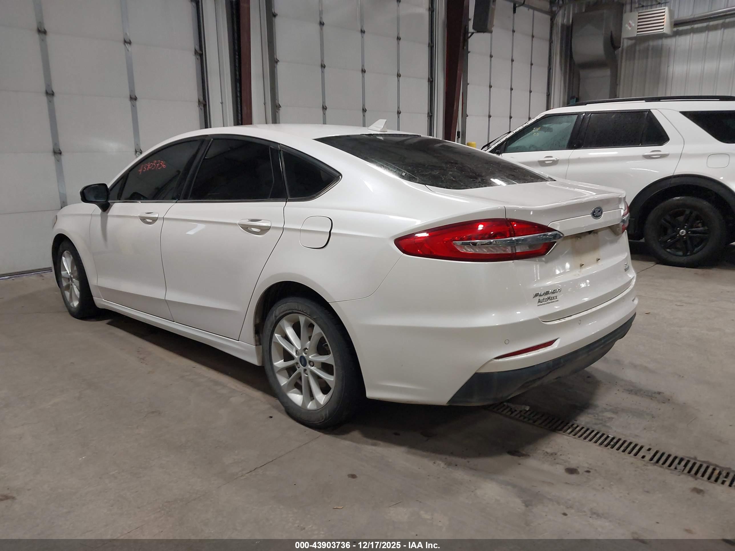 FORD FUSION image 3
