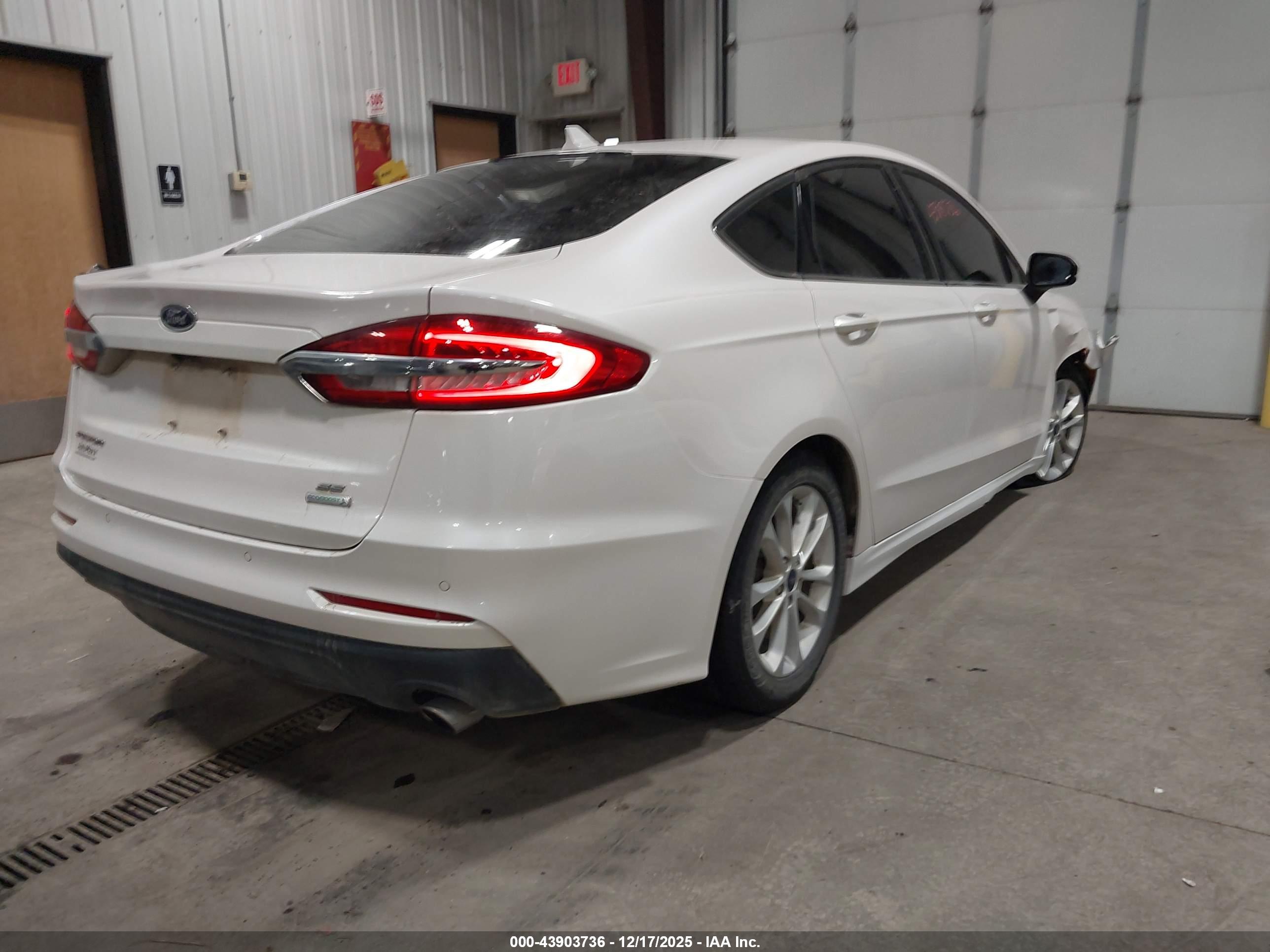 FORD FUSION image 4