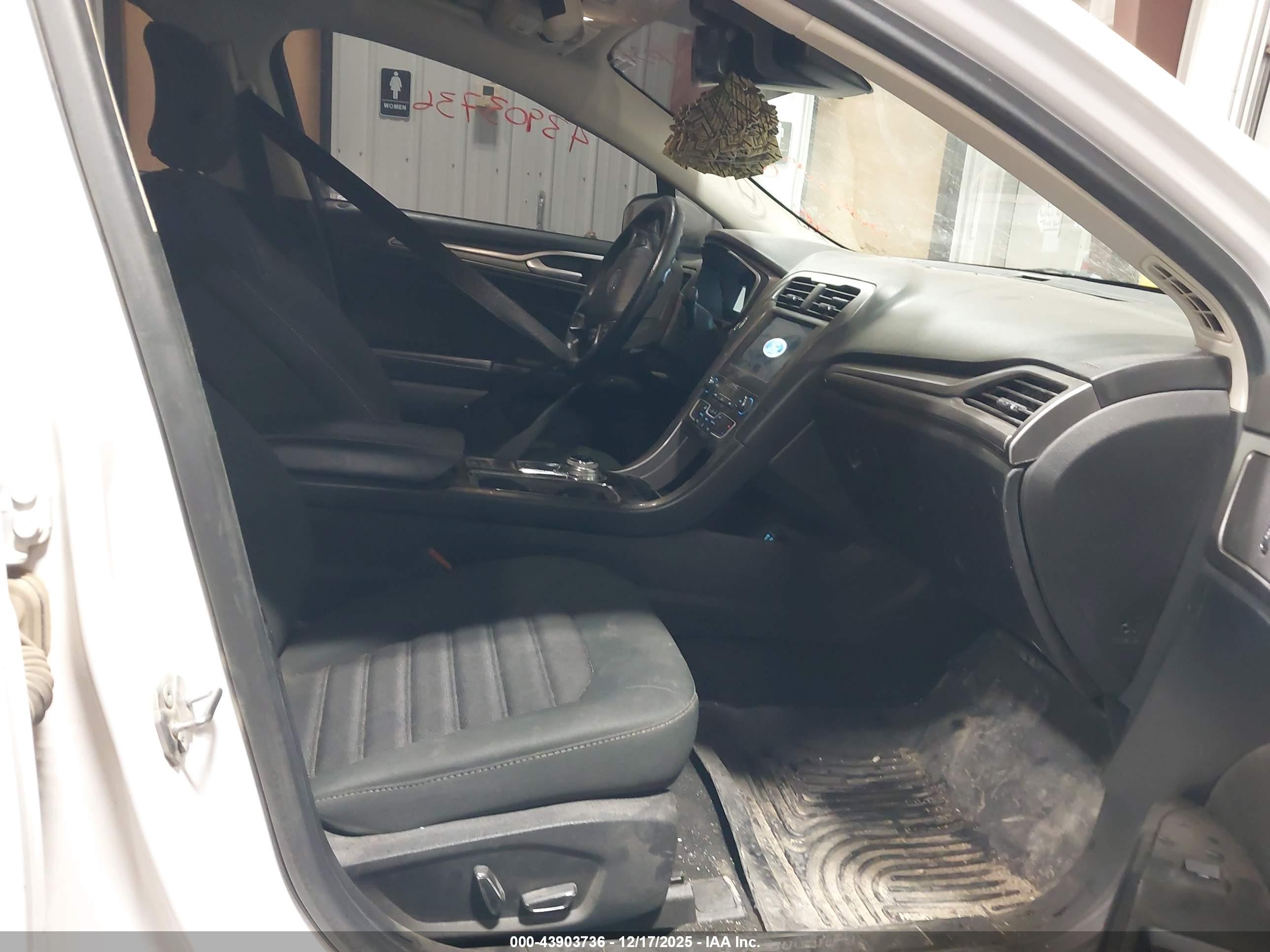 FORD FUSION image 5