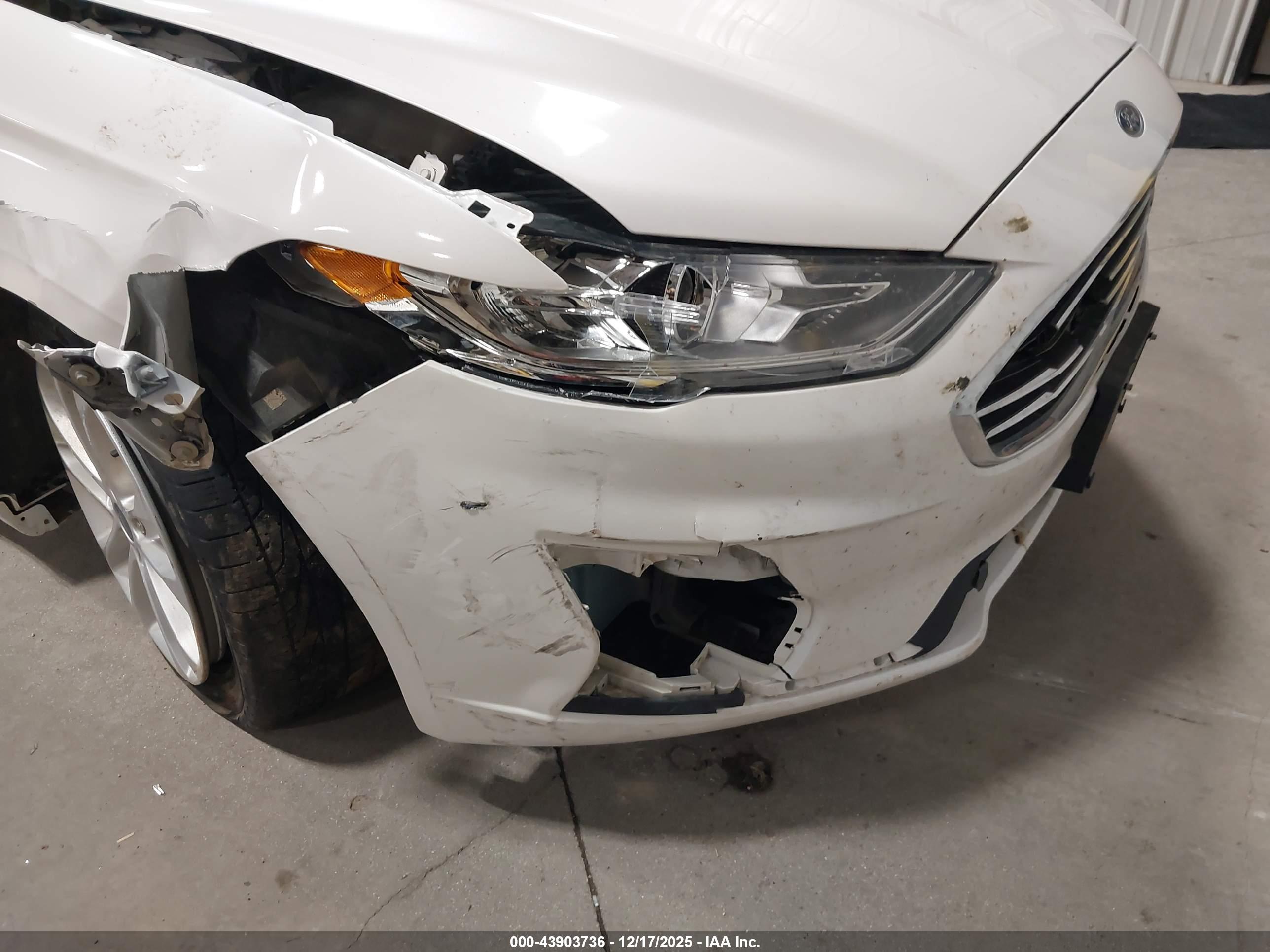 FORD FUSION image 6