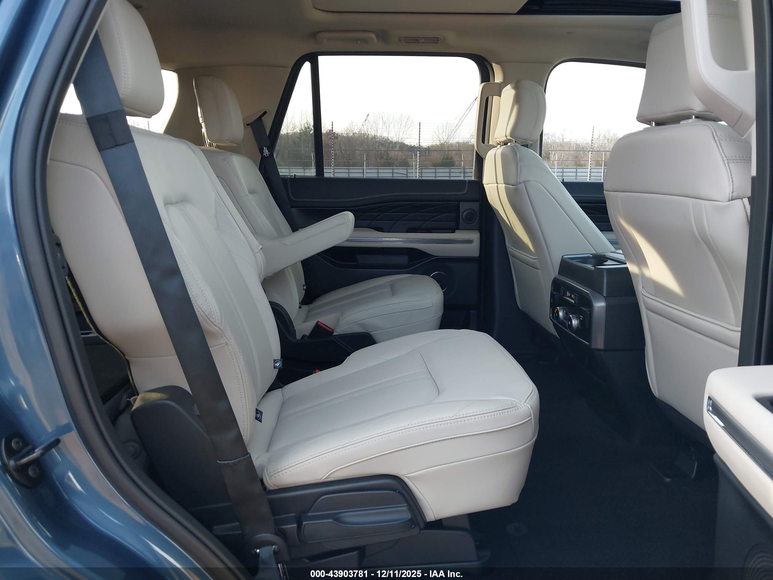 FORD EXPEDITION image 8