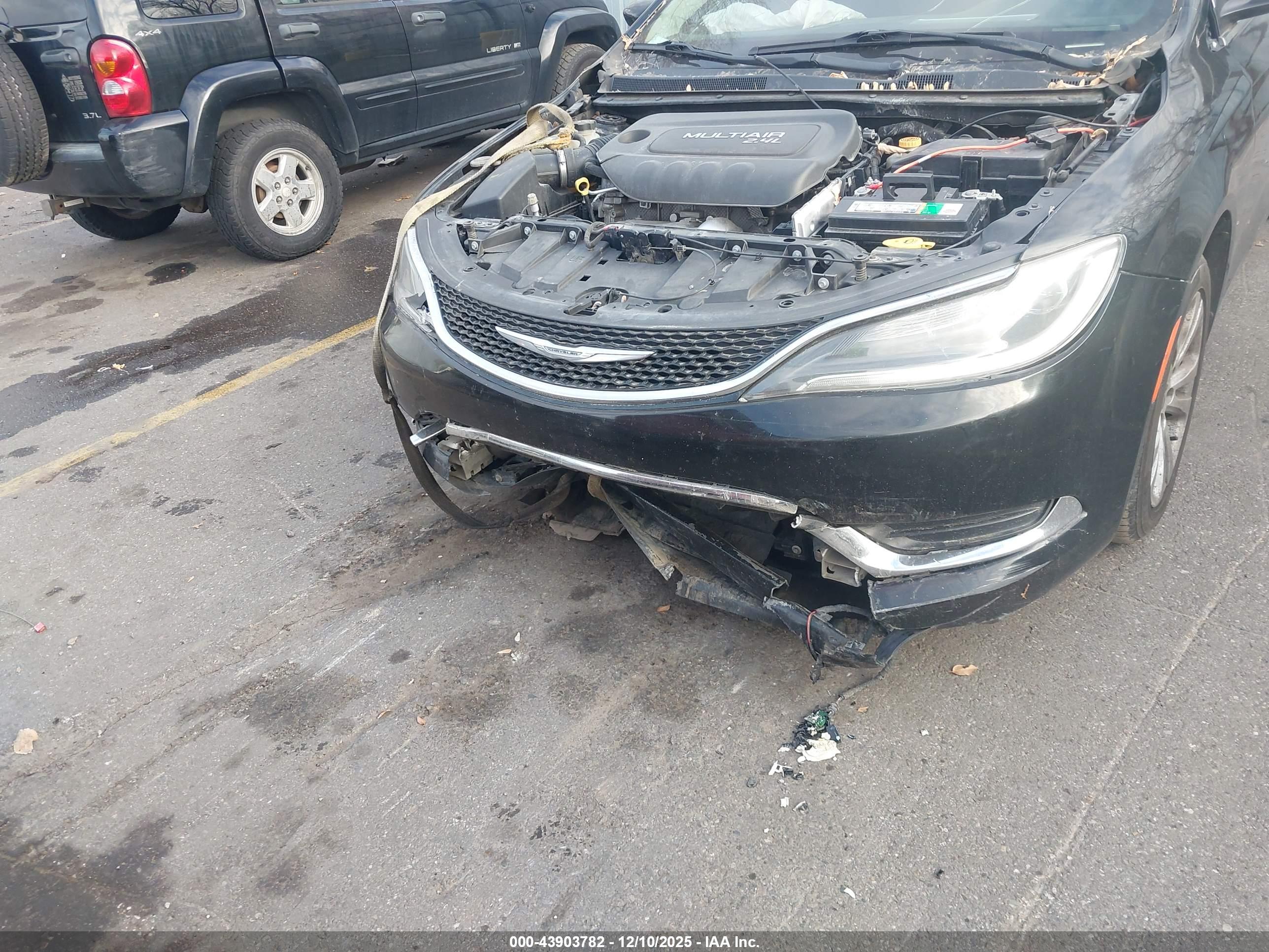 CHRYSLER 200 image 6