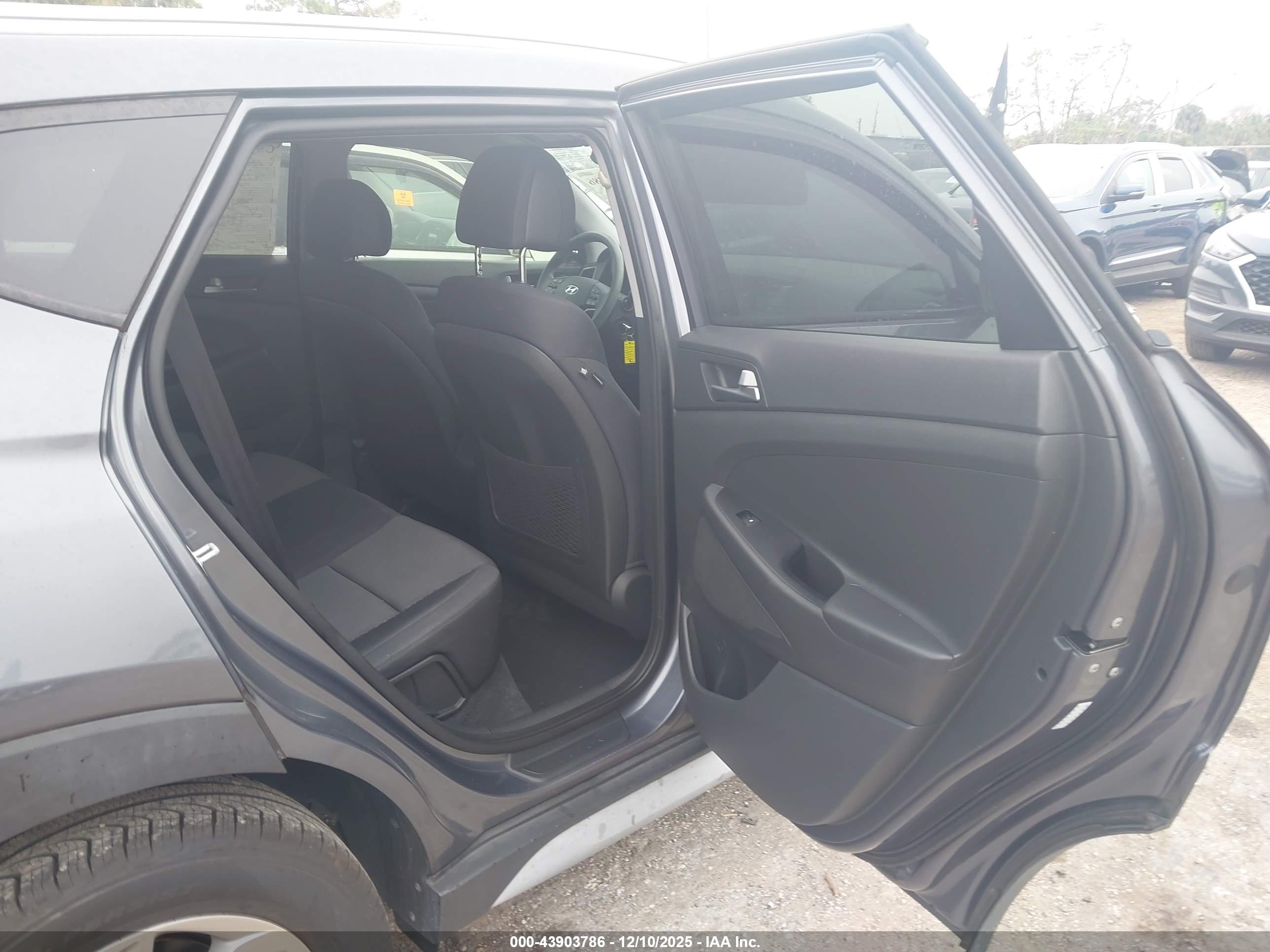 HYUNDAI TUCSON image 8