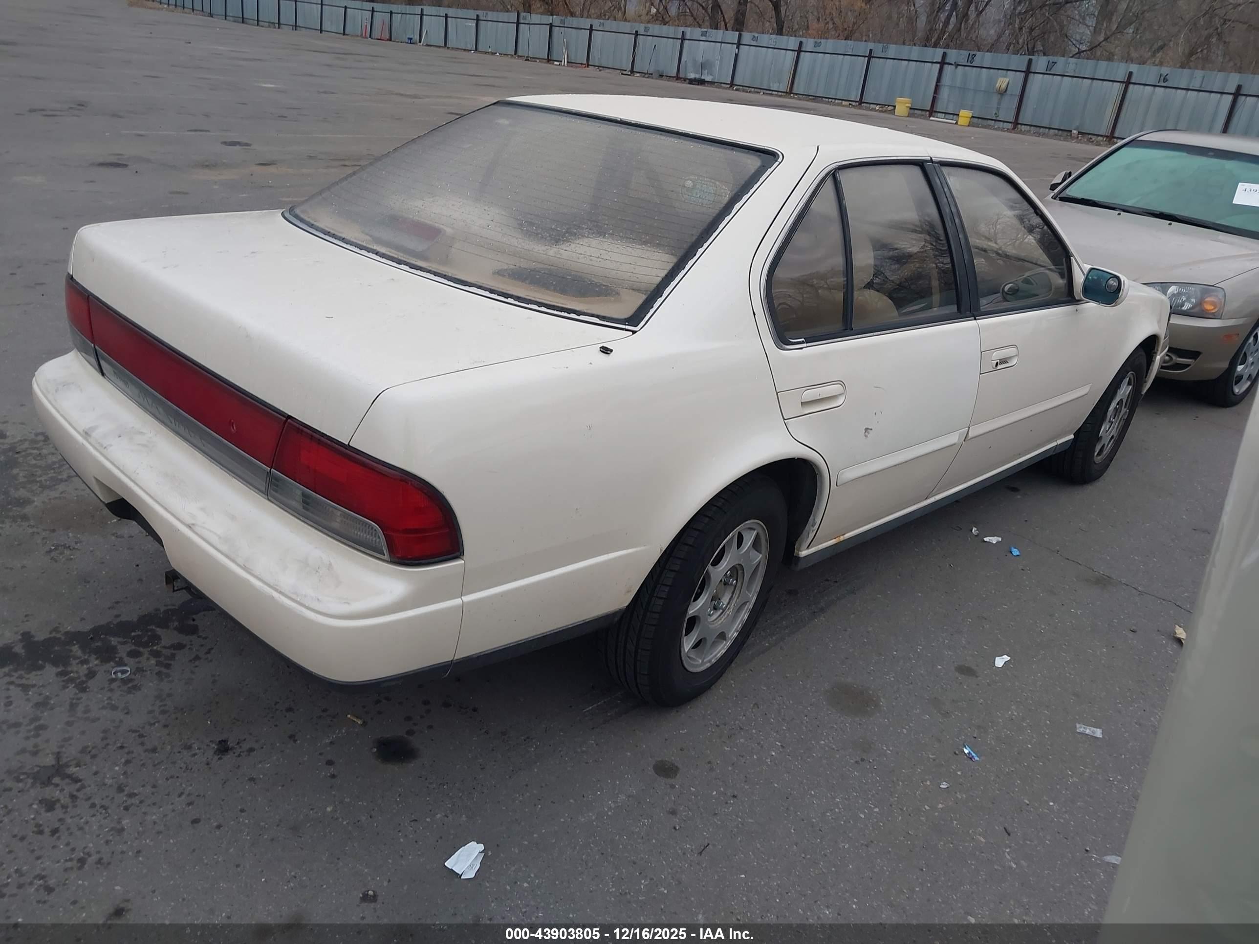 NISSAN MAXIMA image 4