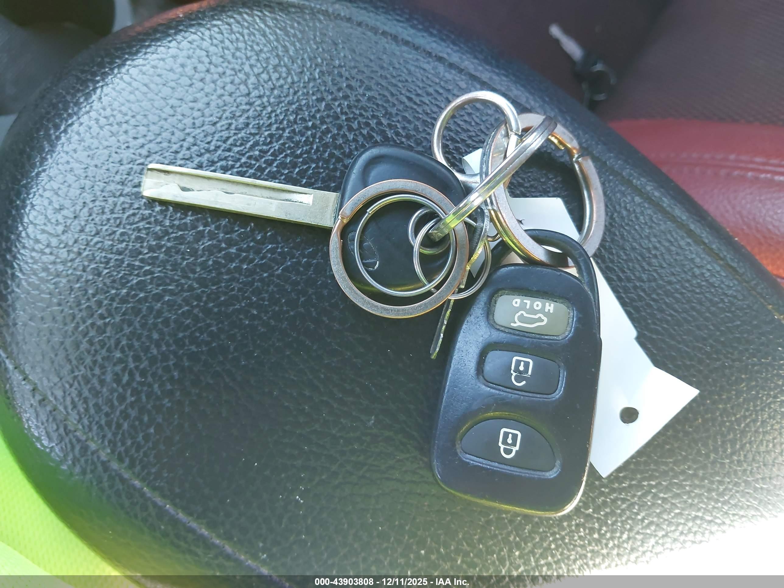 HYUNDAI VELOSTER image 11