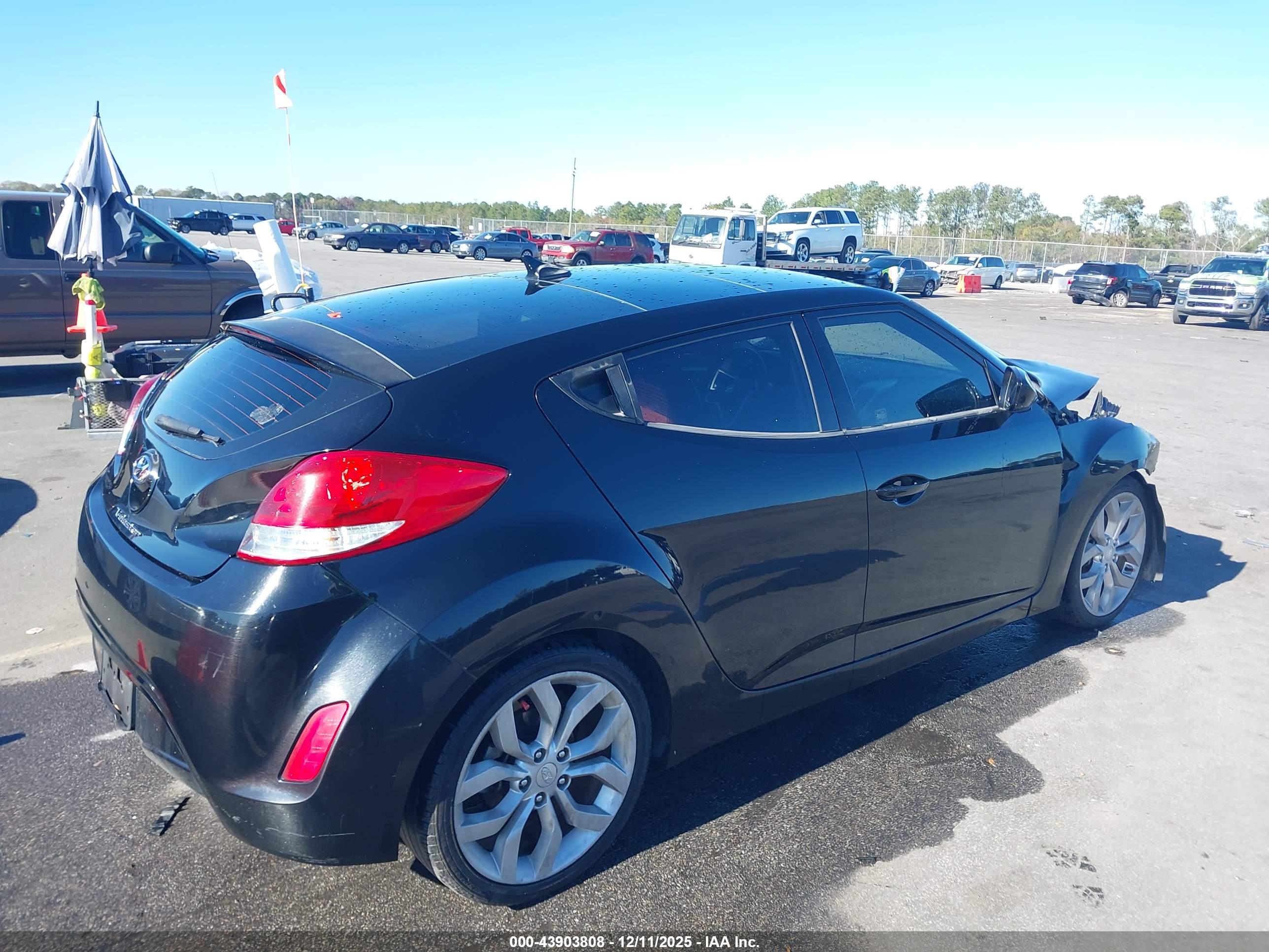 HYUNDAI VELOSTER image 4