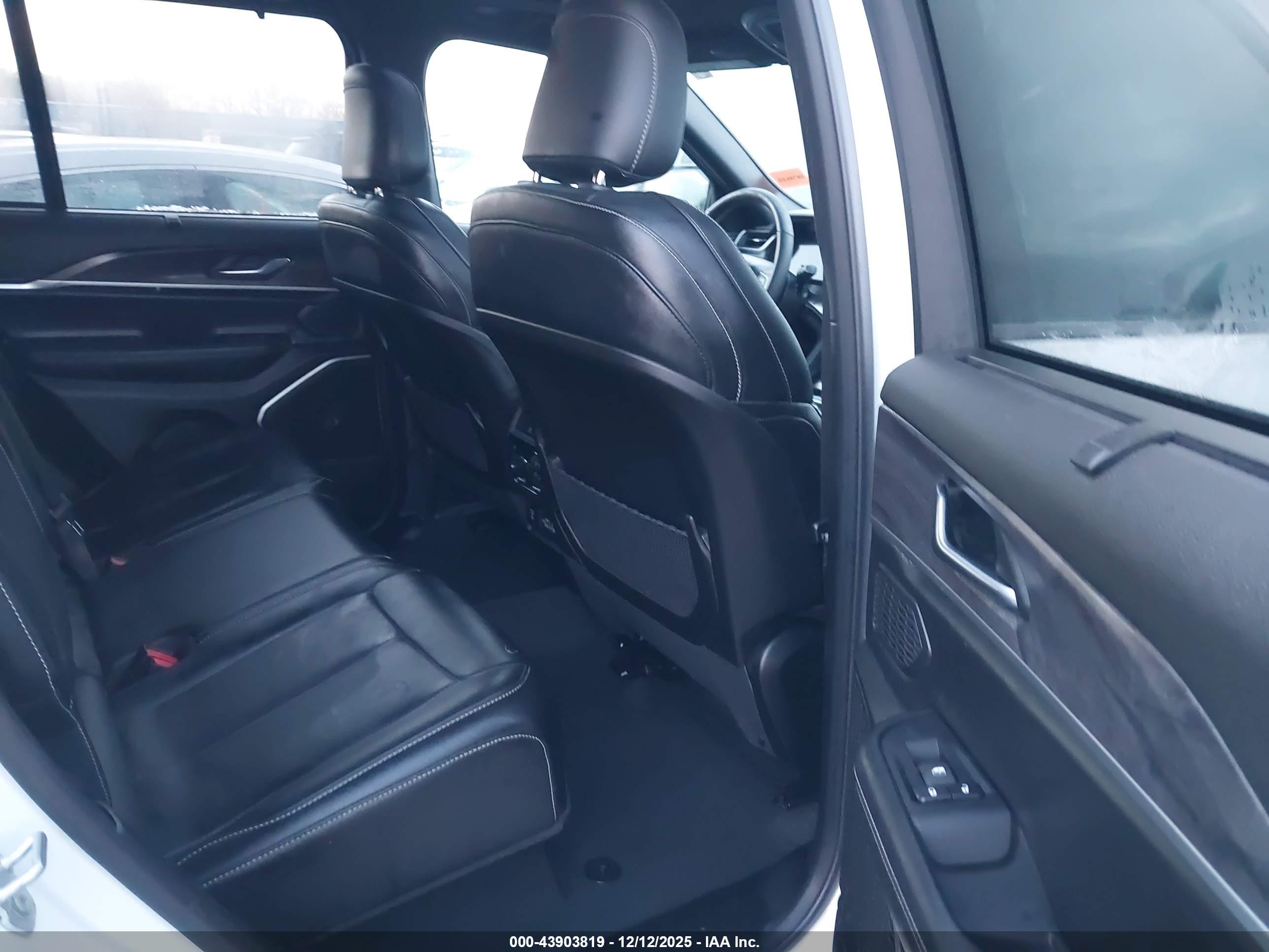 JEEP GRAND image 8