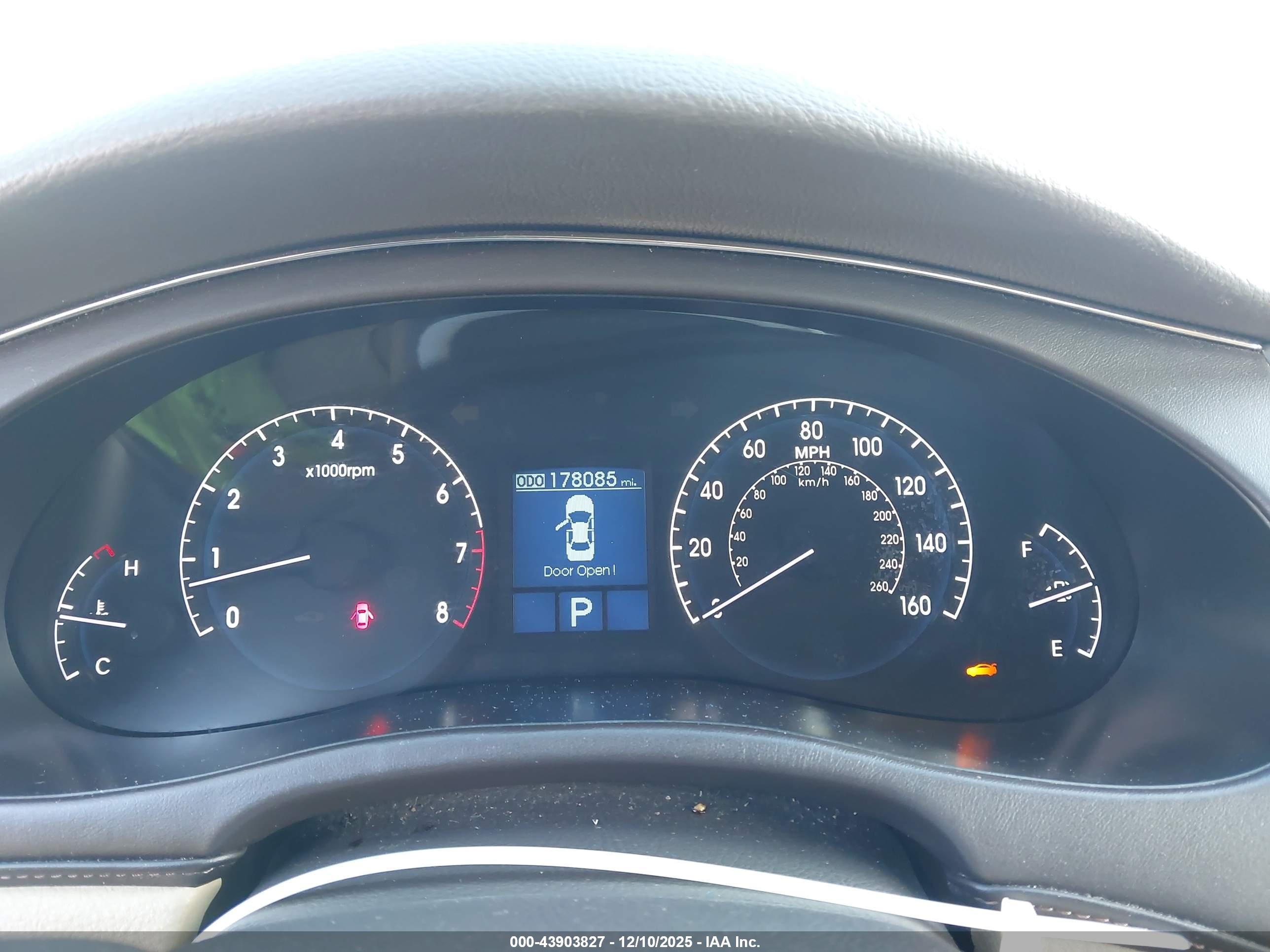 HYUNDAI GENESIS image 7