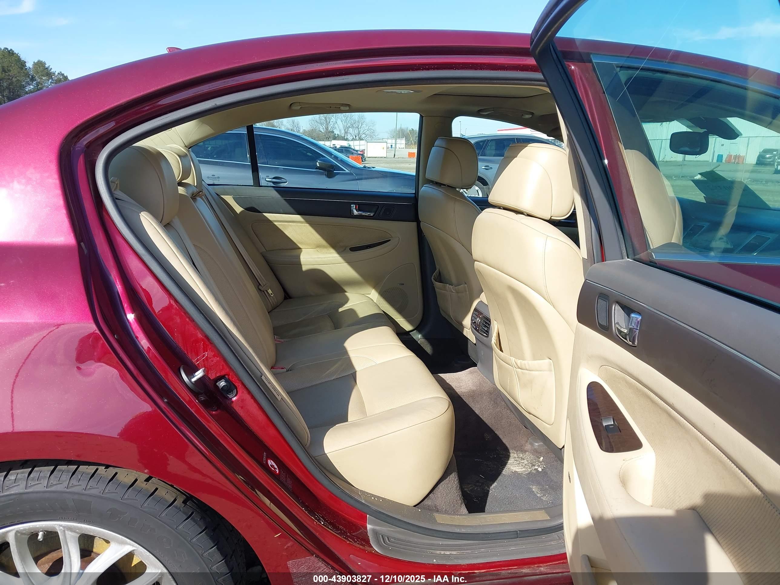 HYUNDAI GENESIS image 8