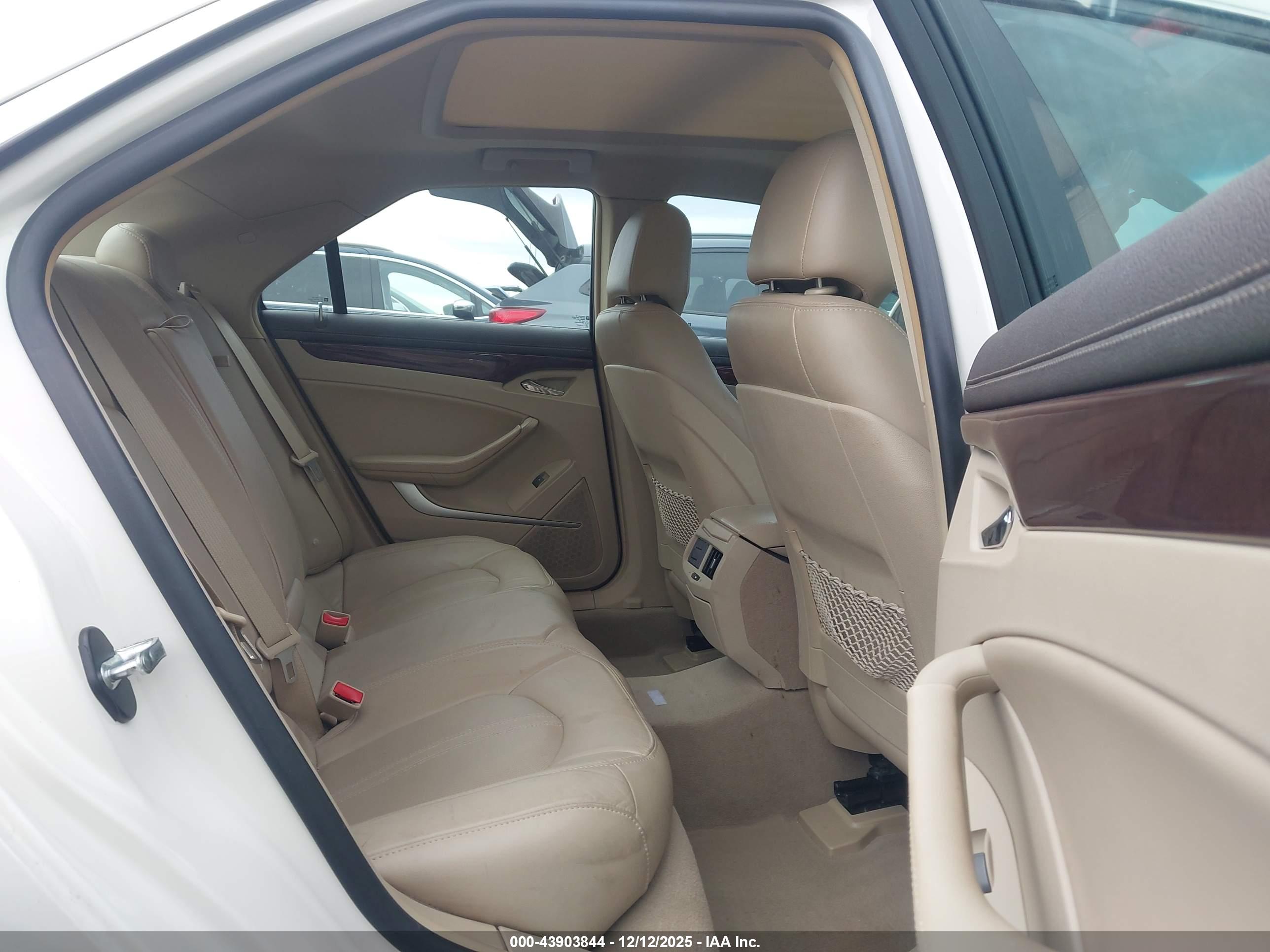 CADILLAC CTS image 8