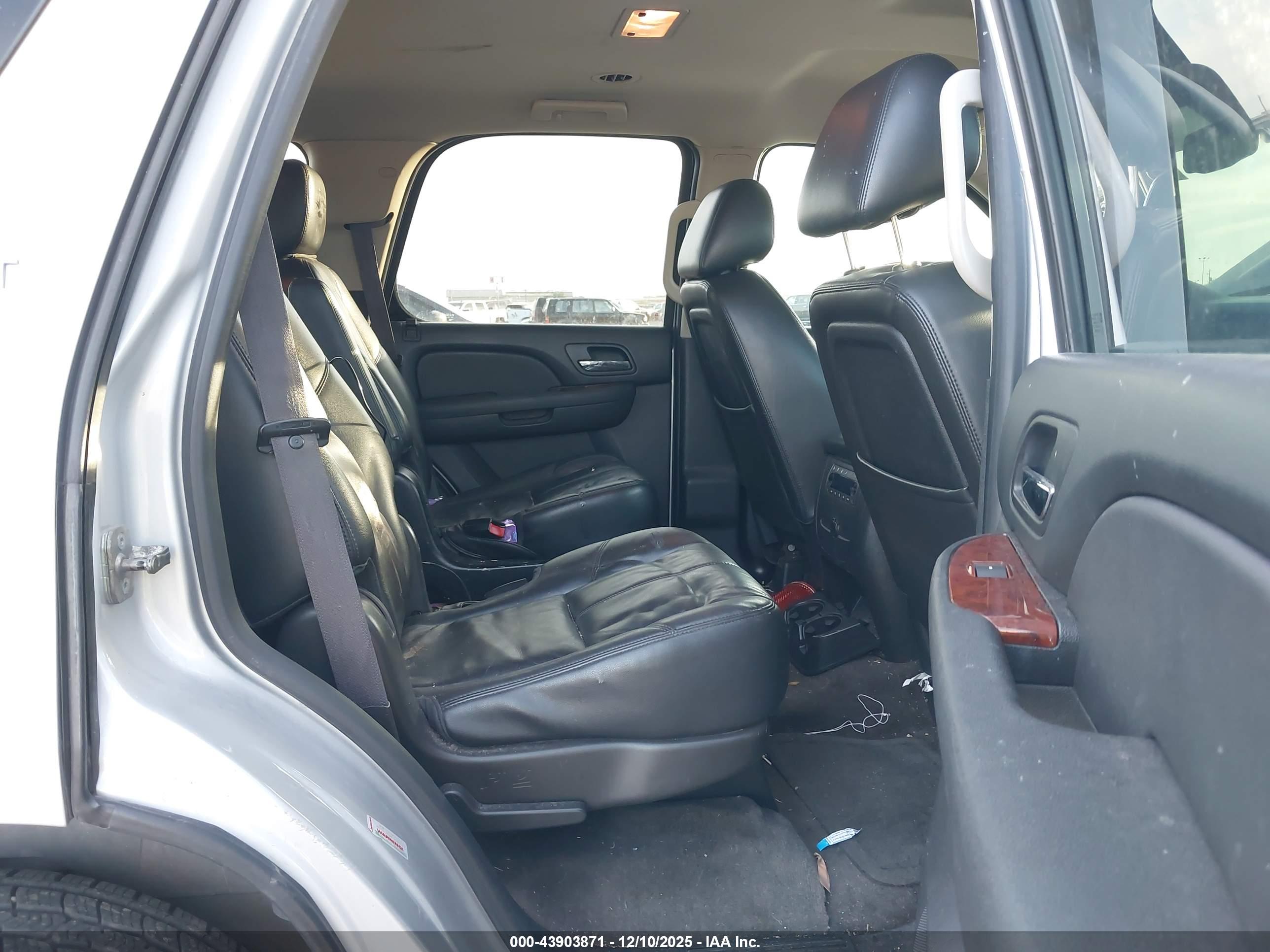 CHEVROLET TAHOE image 8