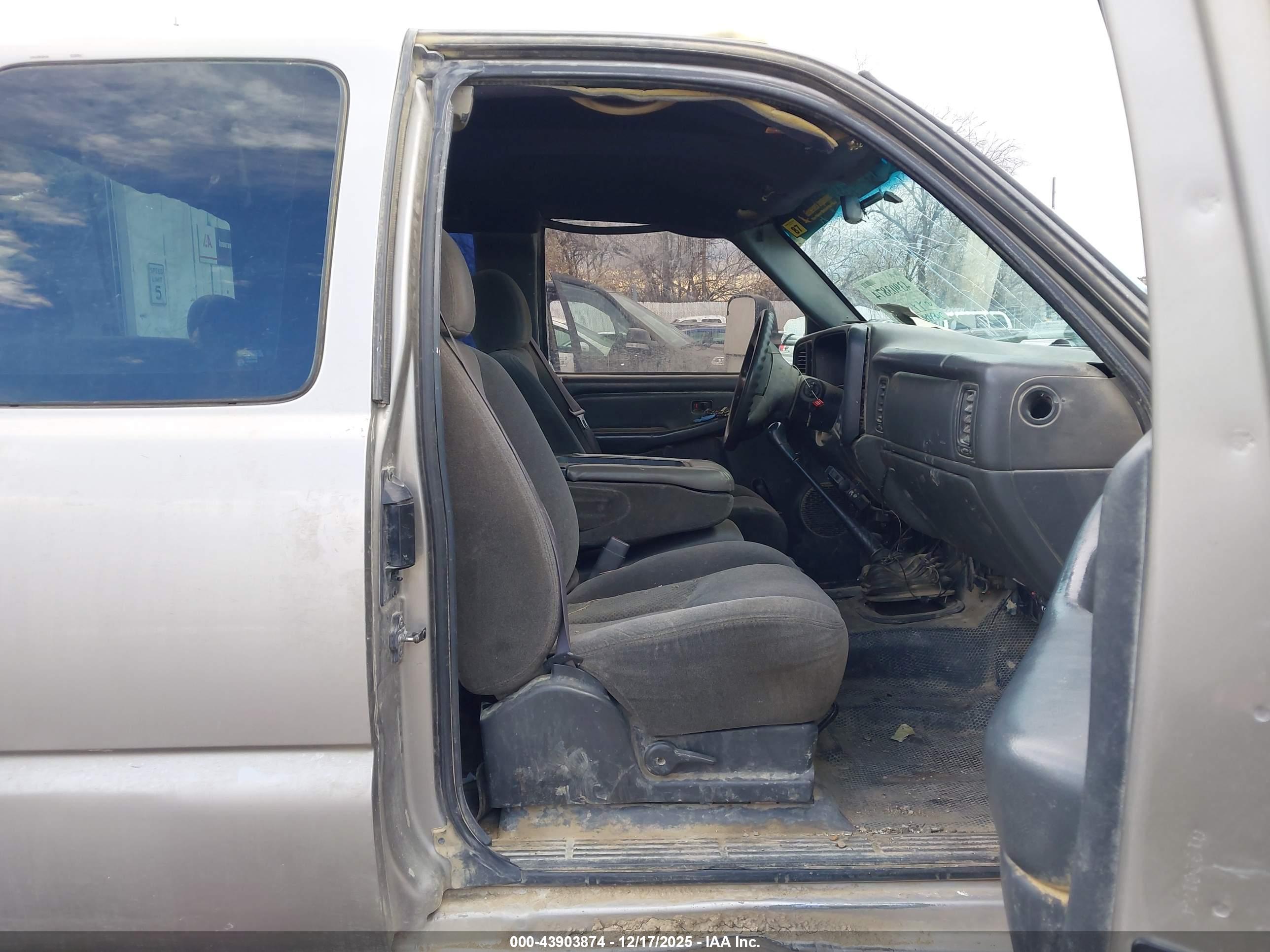 CHEVROLET SILVERADO image 5