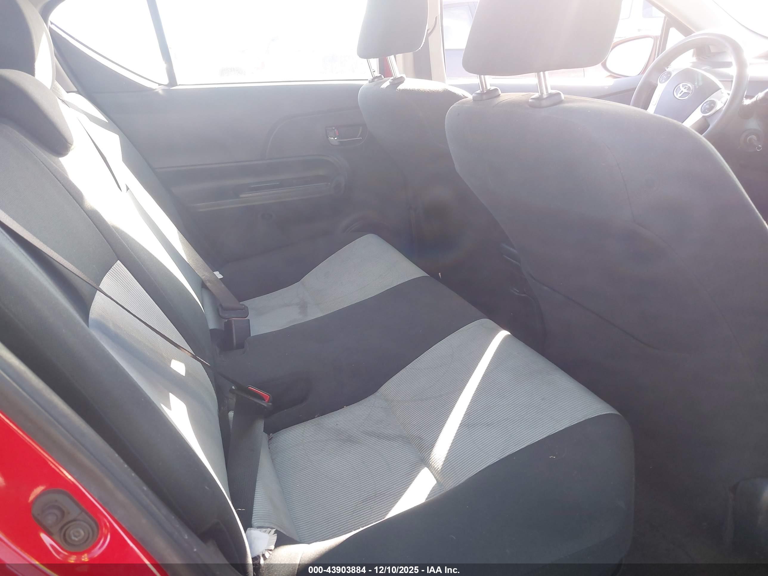 TOYOTA PRIUS image 8