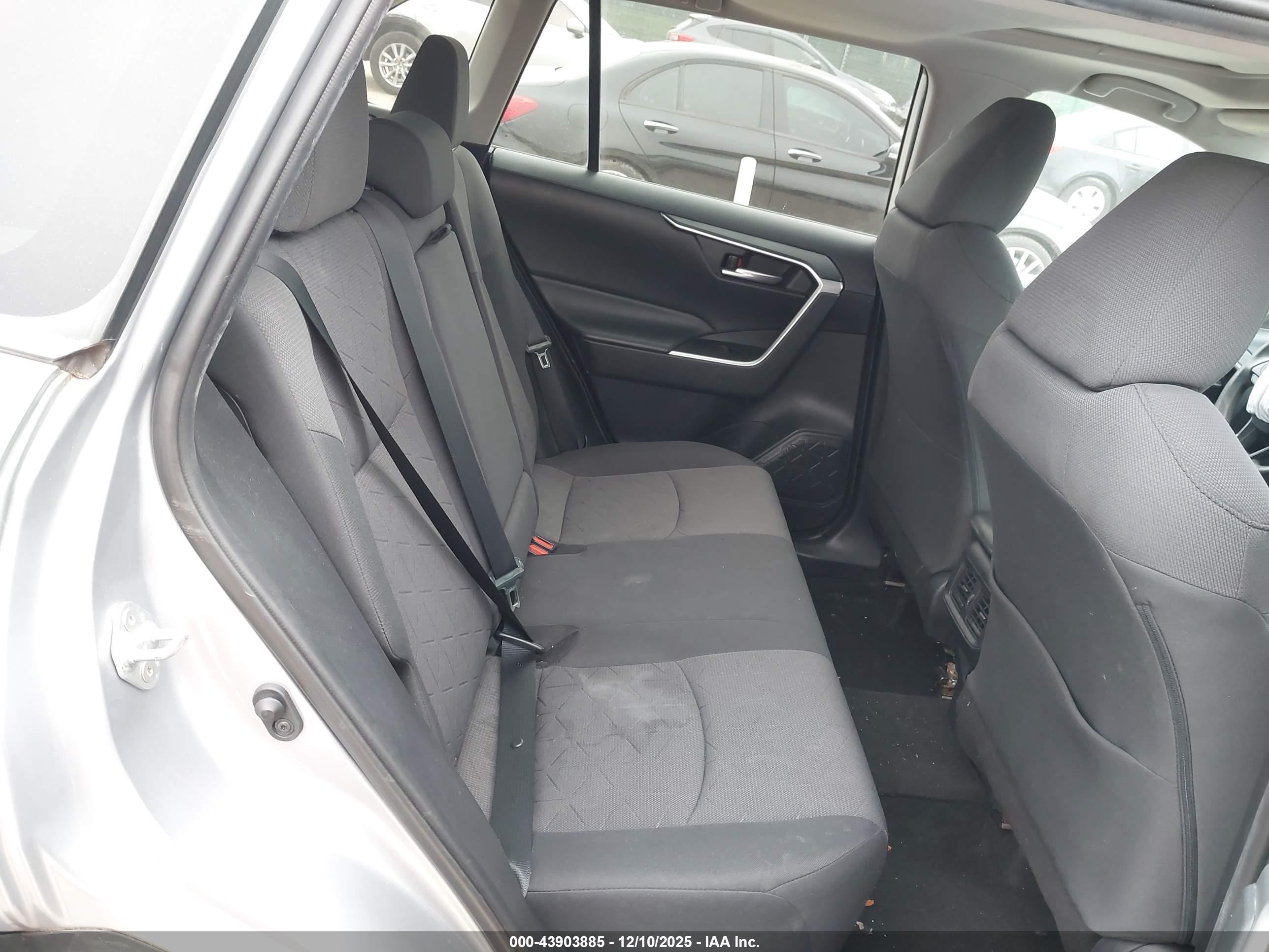 TOYOTA RAV4 image 8