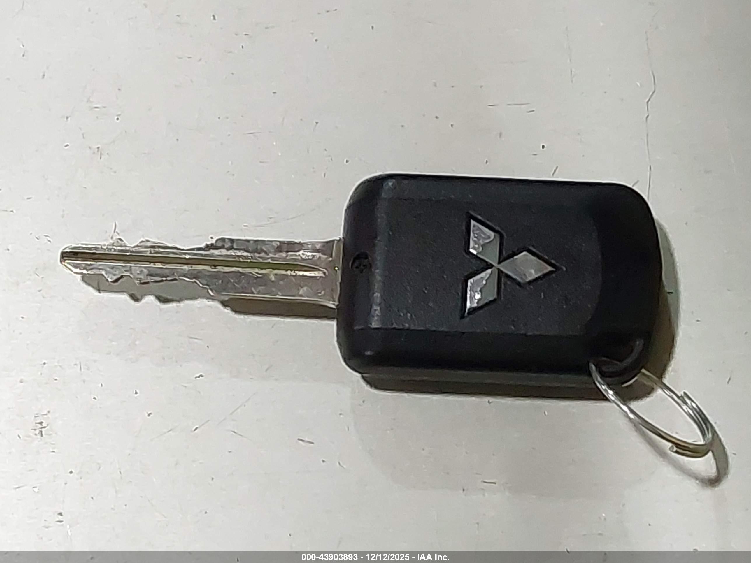 MITSUBISHI OUTLANDER image 11