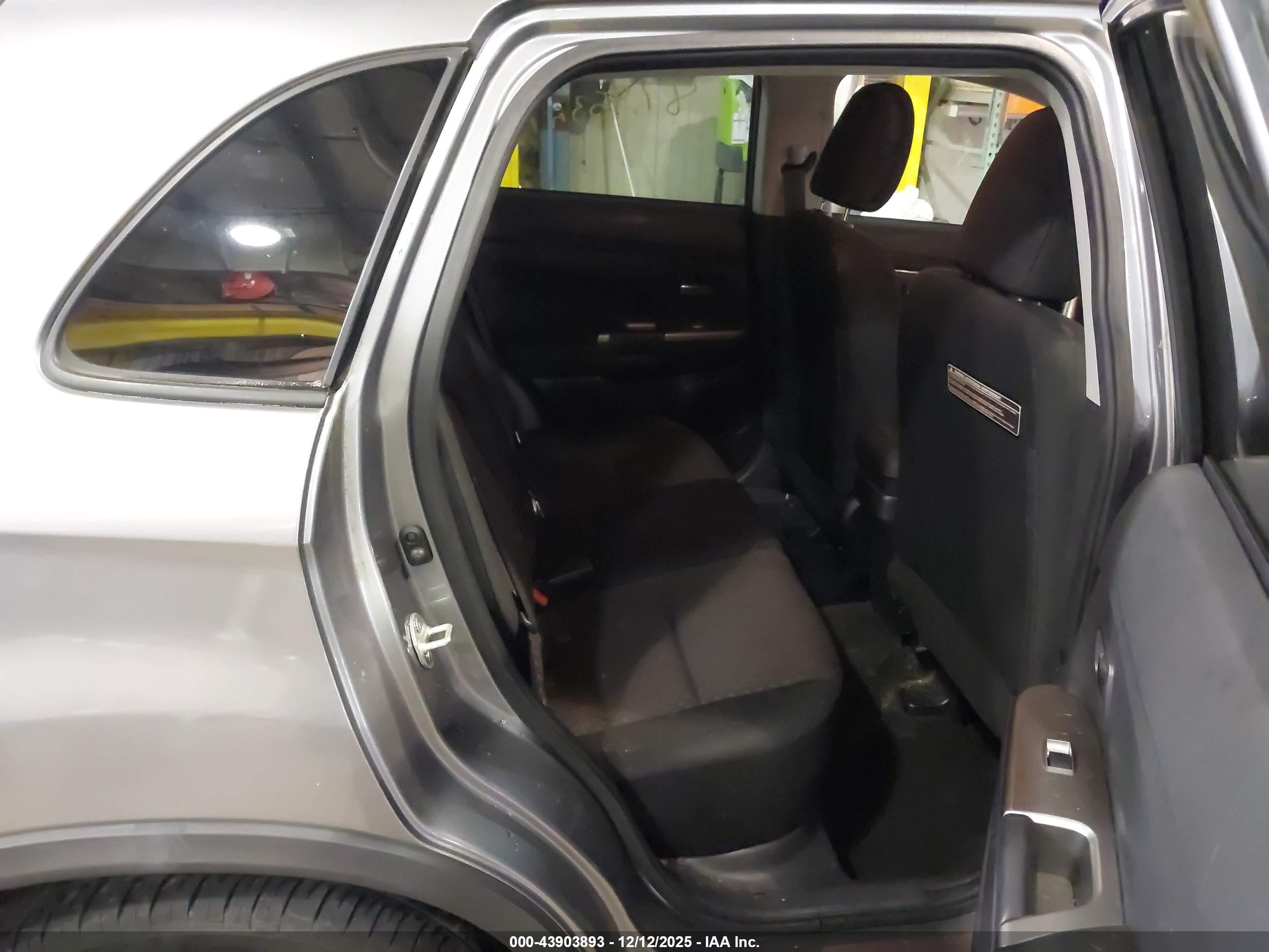 MITSUBISHI OUTLANDER image 8
