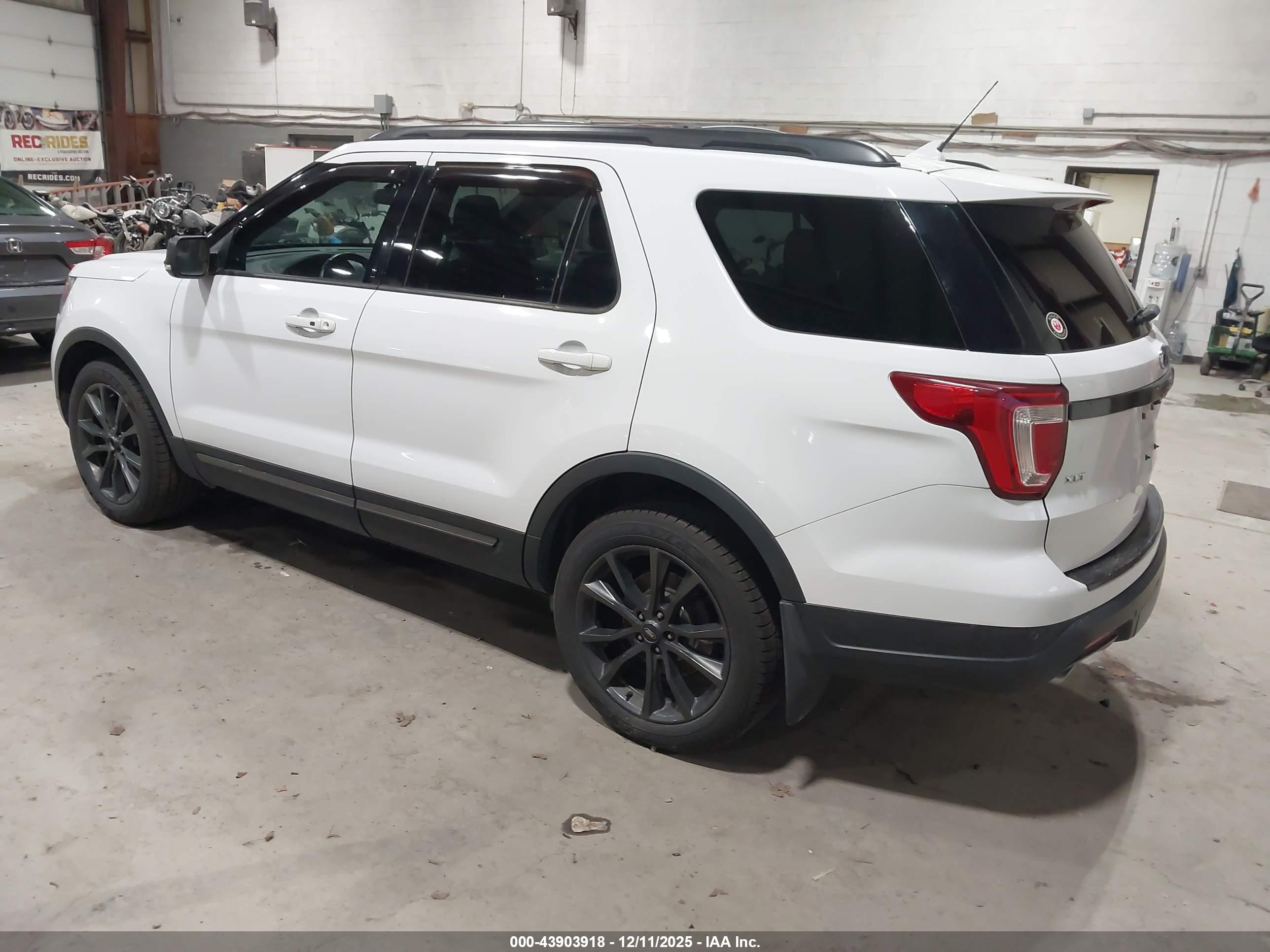 FORD EXPLORER image 3