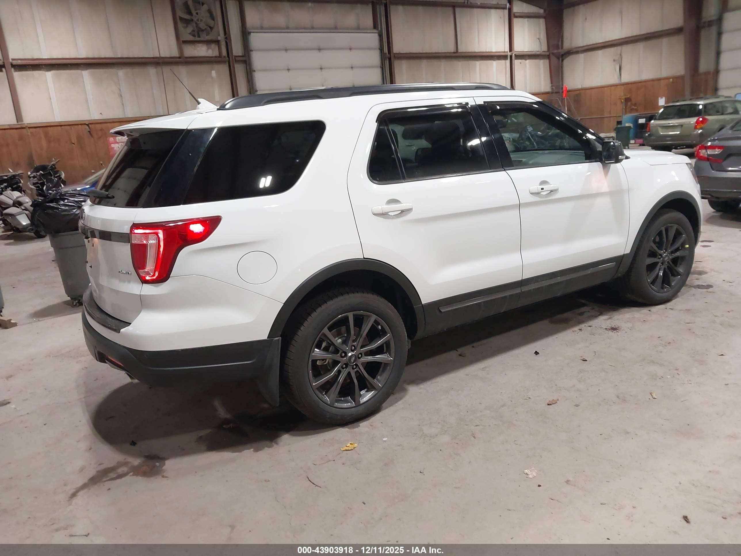FORD EXPLORER image 4